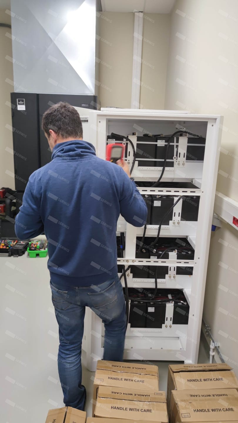 Technik serwisowy sprawdzający system UPS w serwerowni