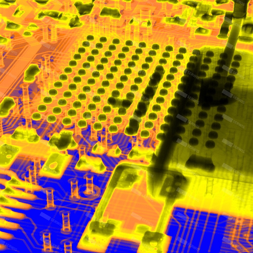 Termowizyjne zdjęcie płyty głównej komputera z zaznaczonymi obszarami ciepła