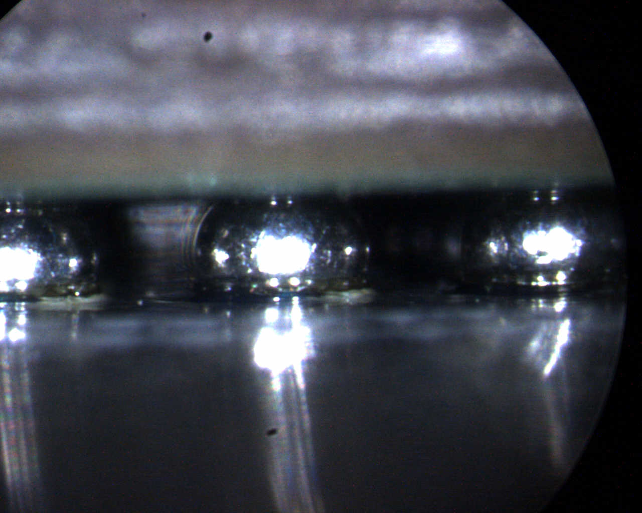 Zbliżenie na połączenia lutownicze pod mikroskopem endoskopowym