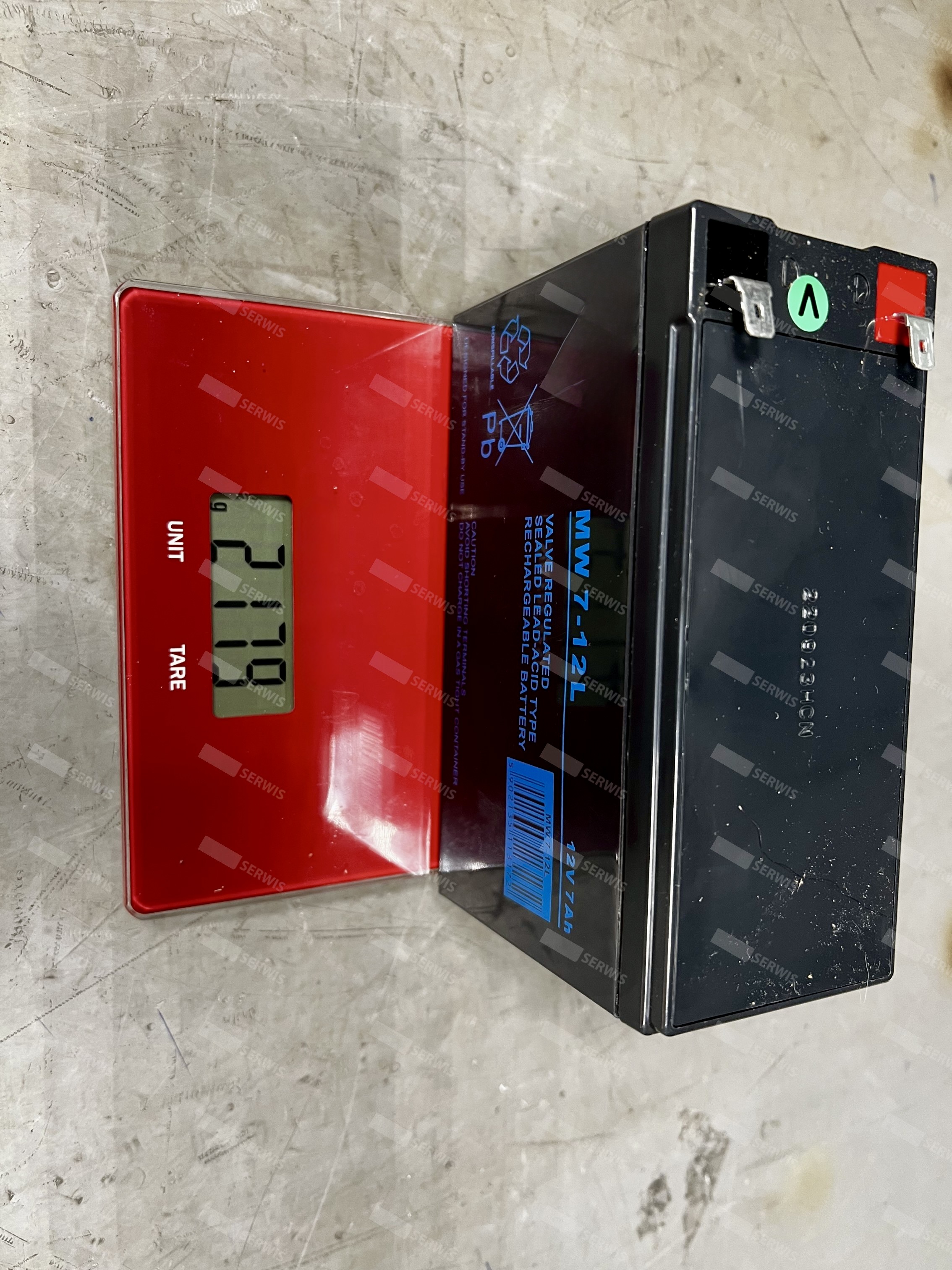 Akumulator UPS MW Power MW7-12L na wadze cyfrowej, waga 2.179 kg