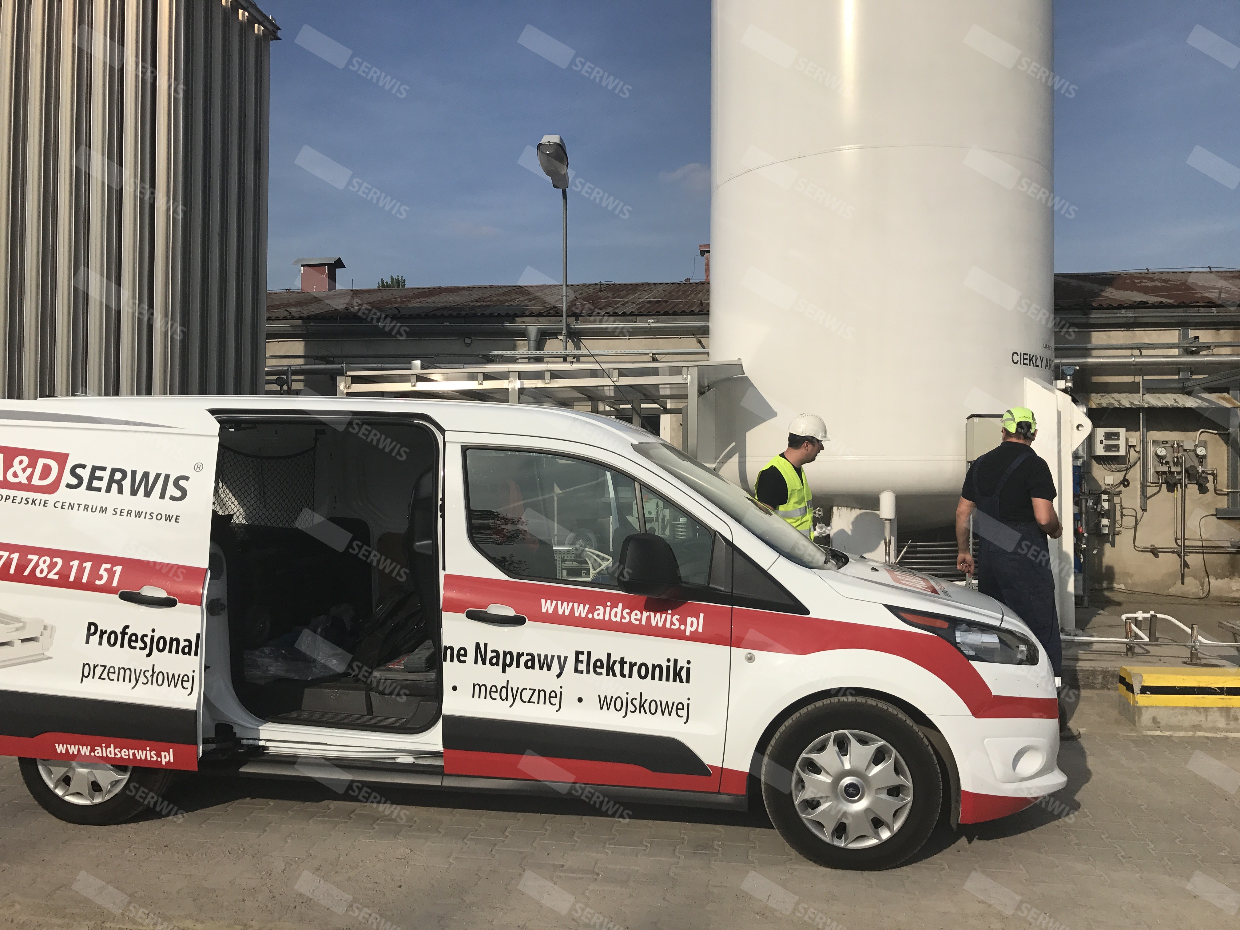 Serwisanci A&D Serwis przy pracy nad naprawą elektroniki przemysłowej na zewnątrz