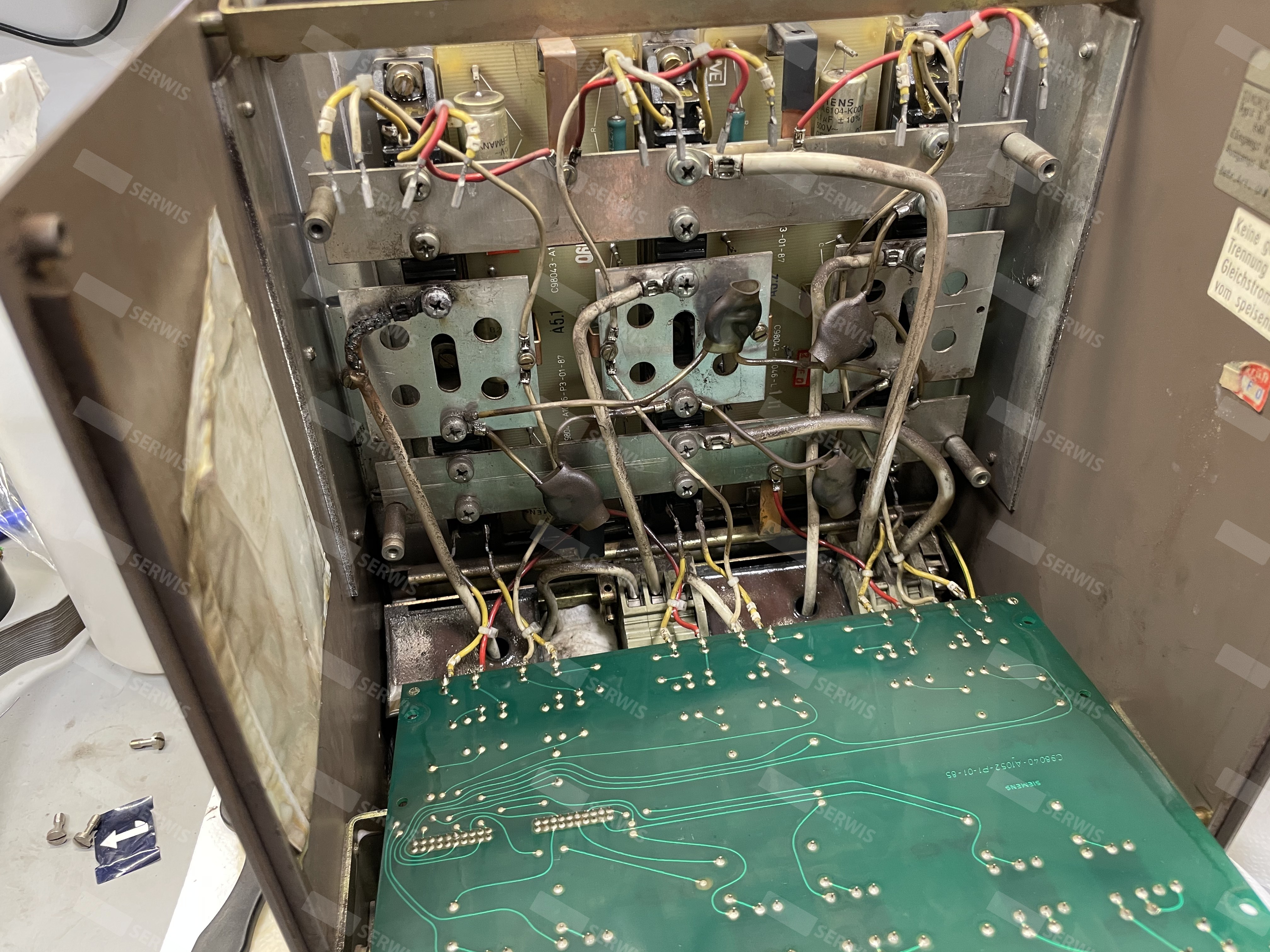 Wnętrze otwartego panelu sterowania z widocznymi przewodami i komponentami elektronicznymi