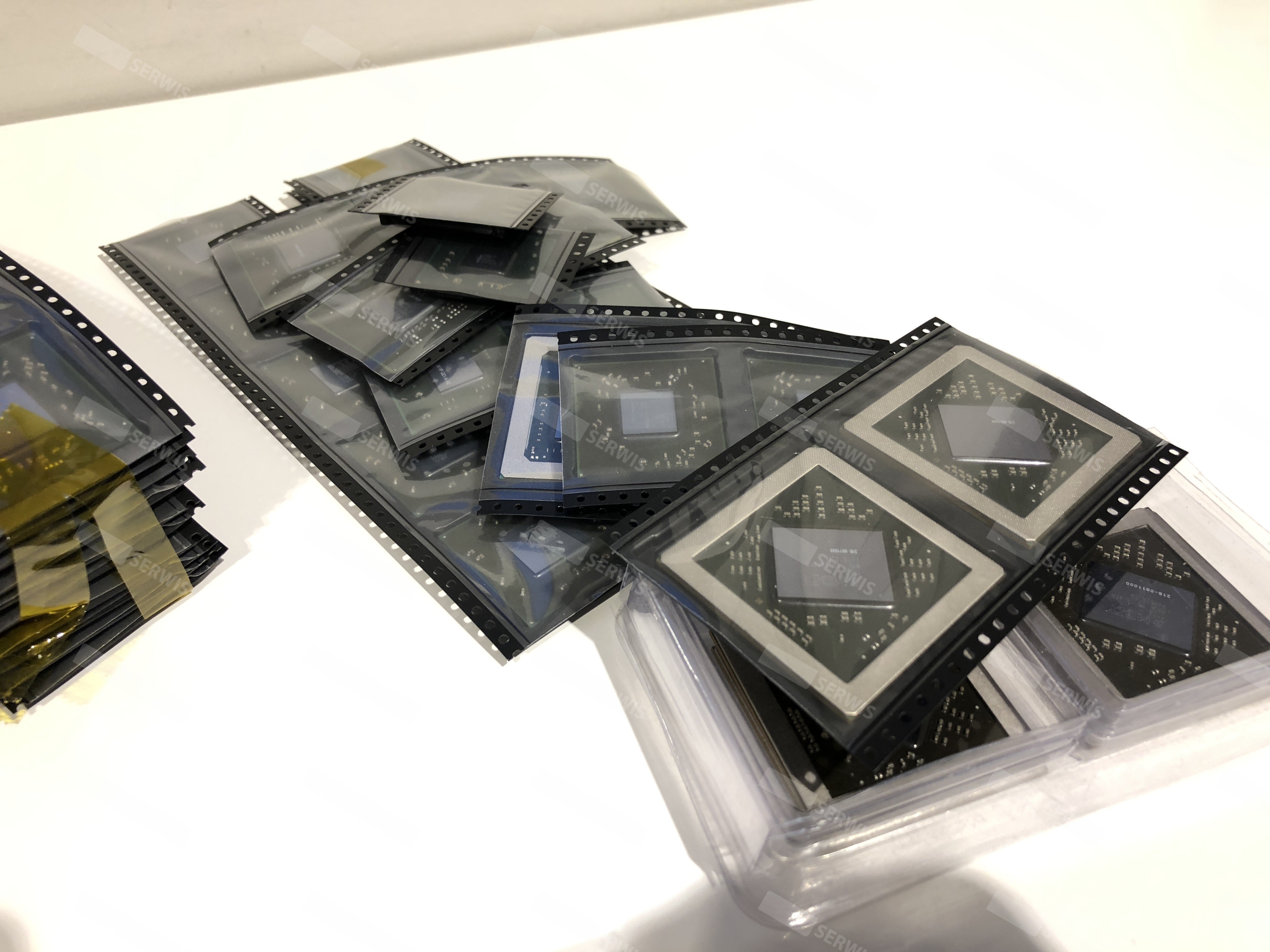 Układy scalone w opakowaniach antystatycznych na stole