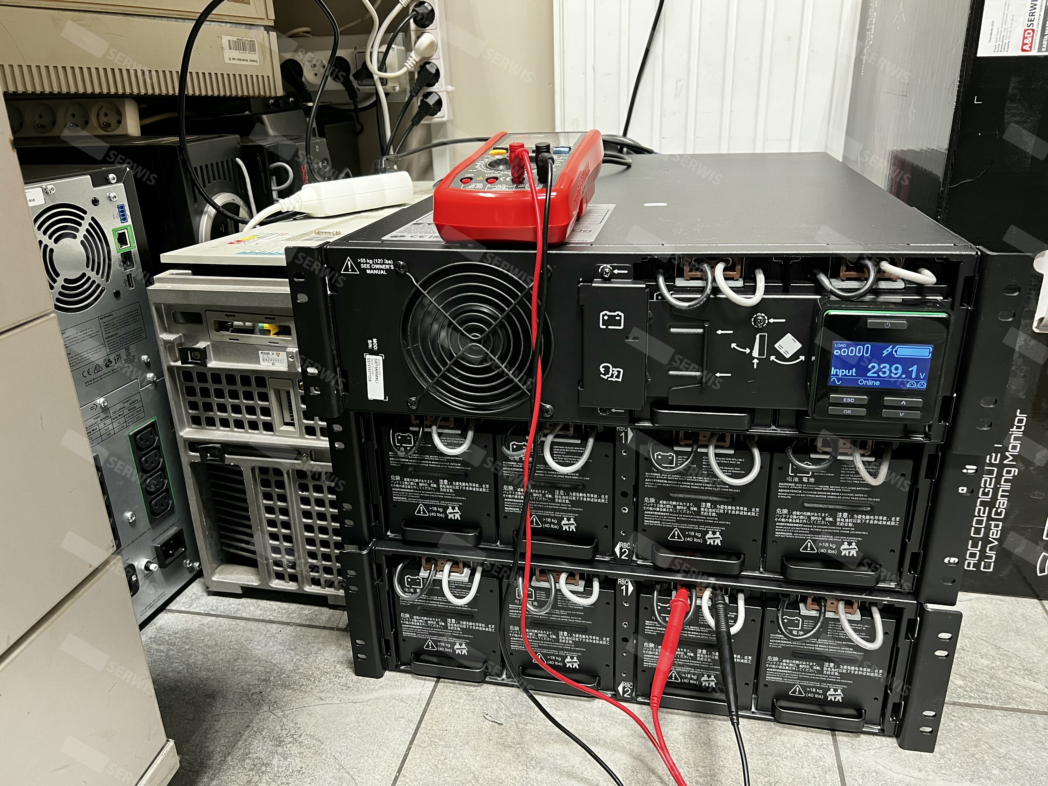 Testowanie i serwisowanie zasilacza UPS z użyciem miernika napięcia