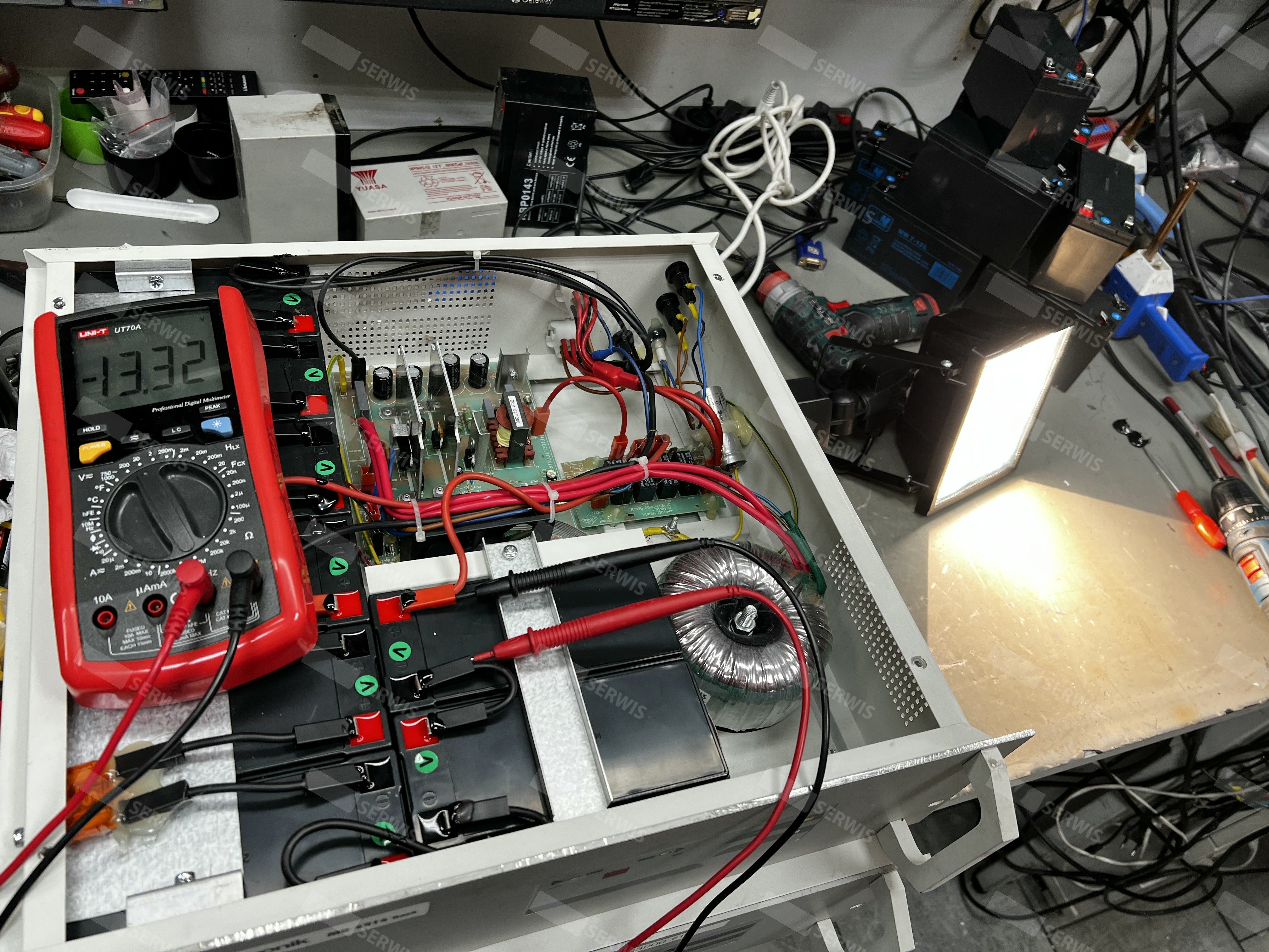 Diagnostyka zasilacza awaryjnego UPS z użyciem multimetru cyfrowego