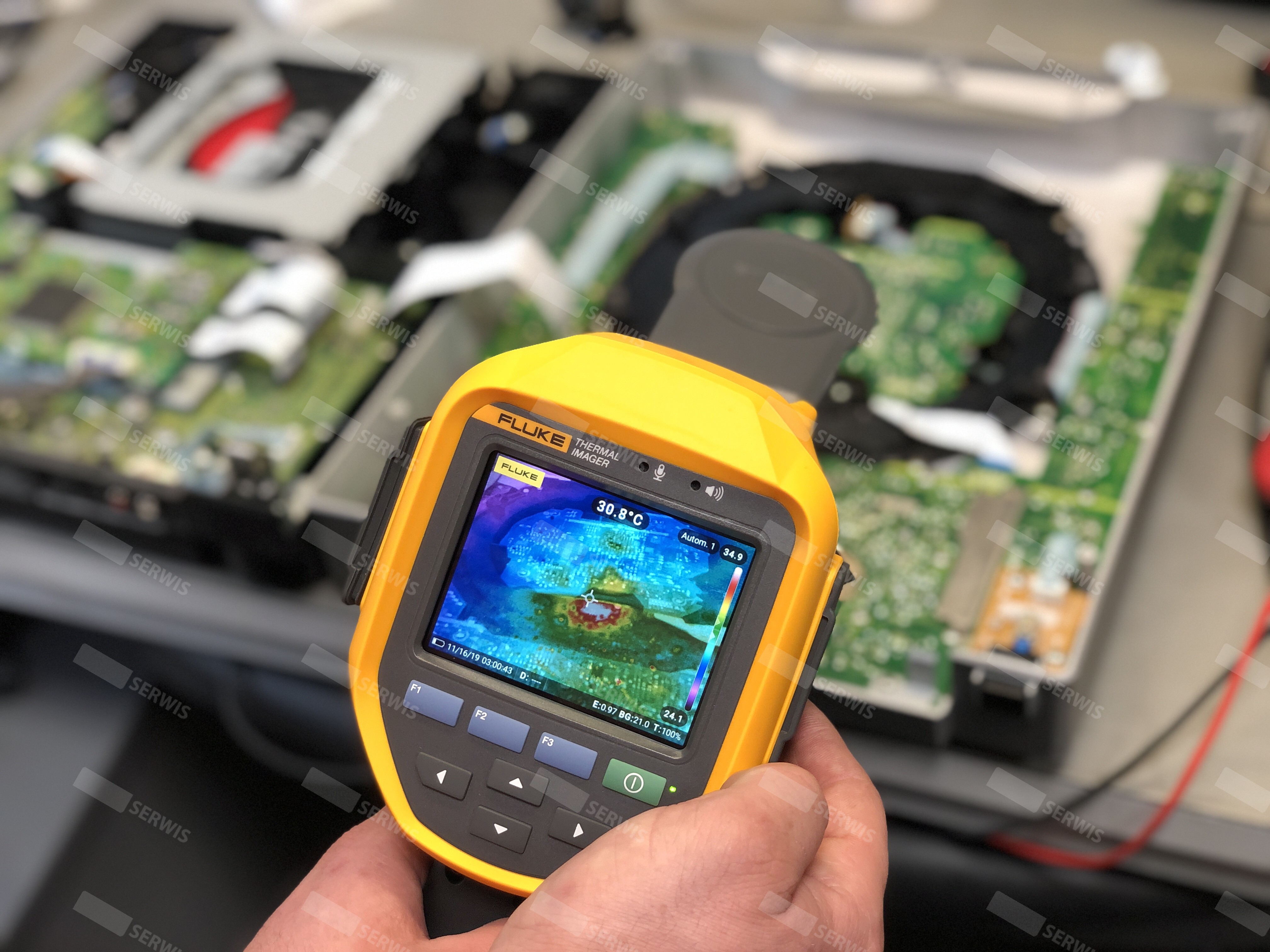 Termowizyjna analiza płyty głównej przy użyciu kamery Fluke