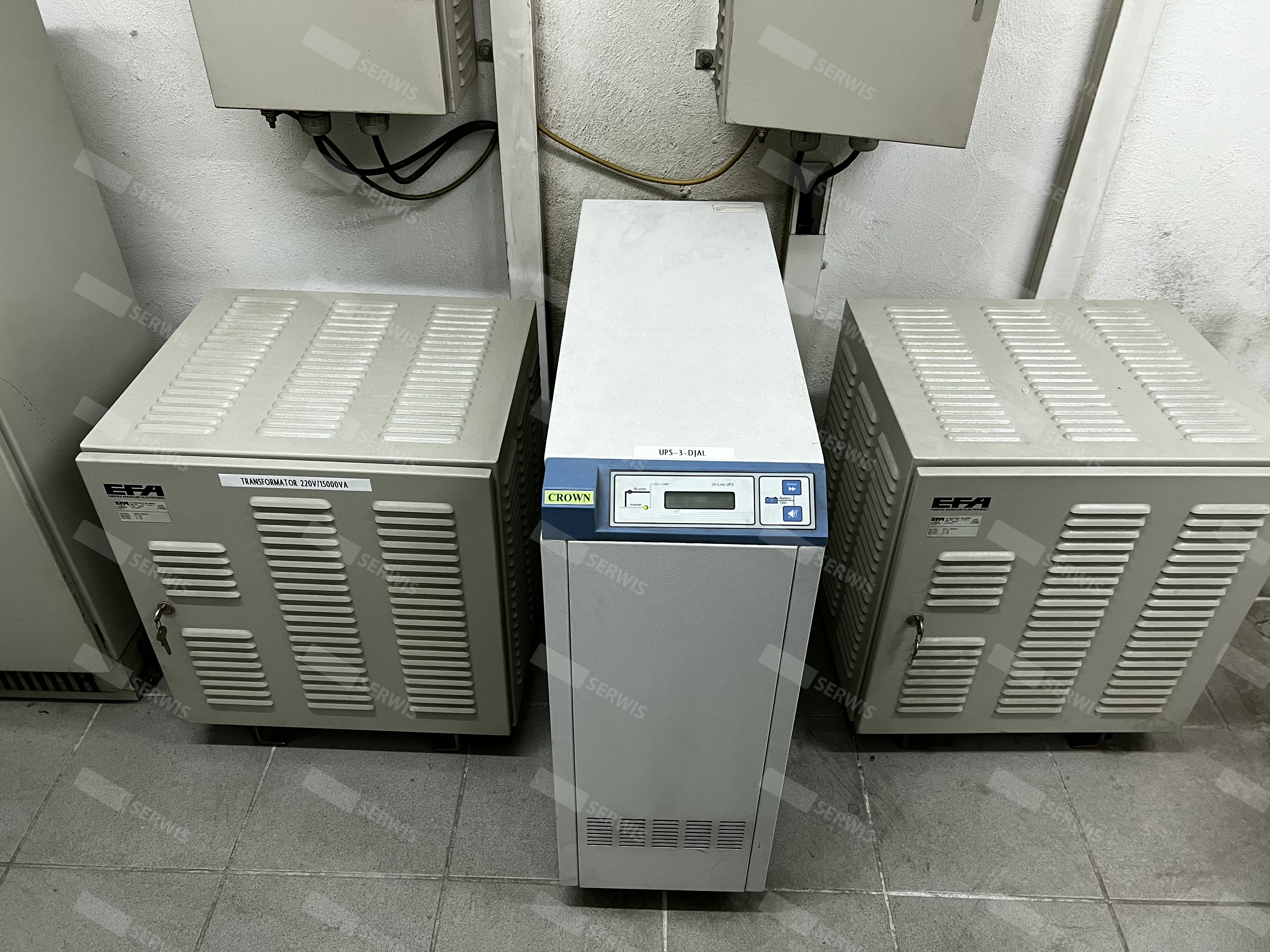 Duży system UPS z trzema jednostkami w serwerowni, zapewniający zasilanie awaryjne.