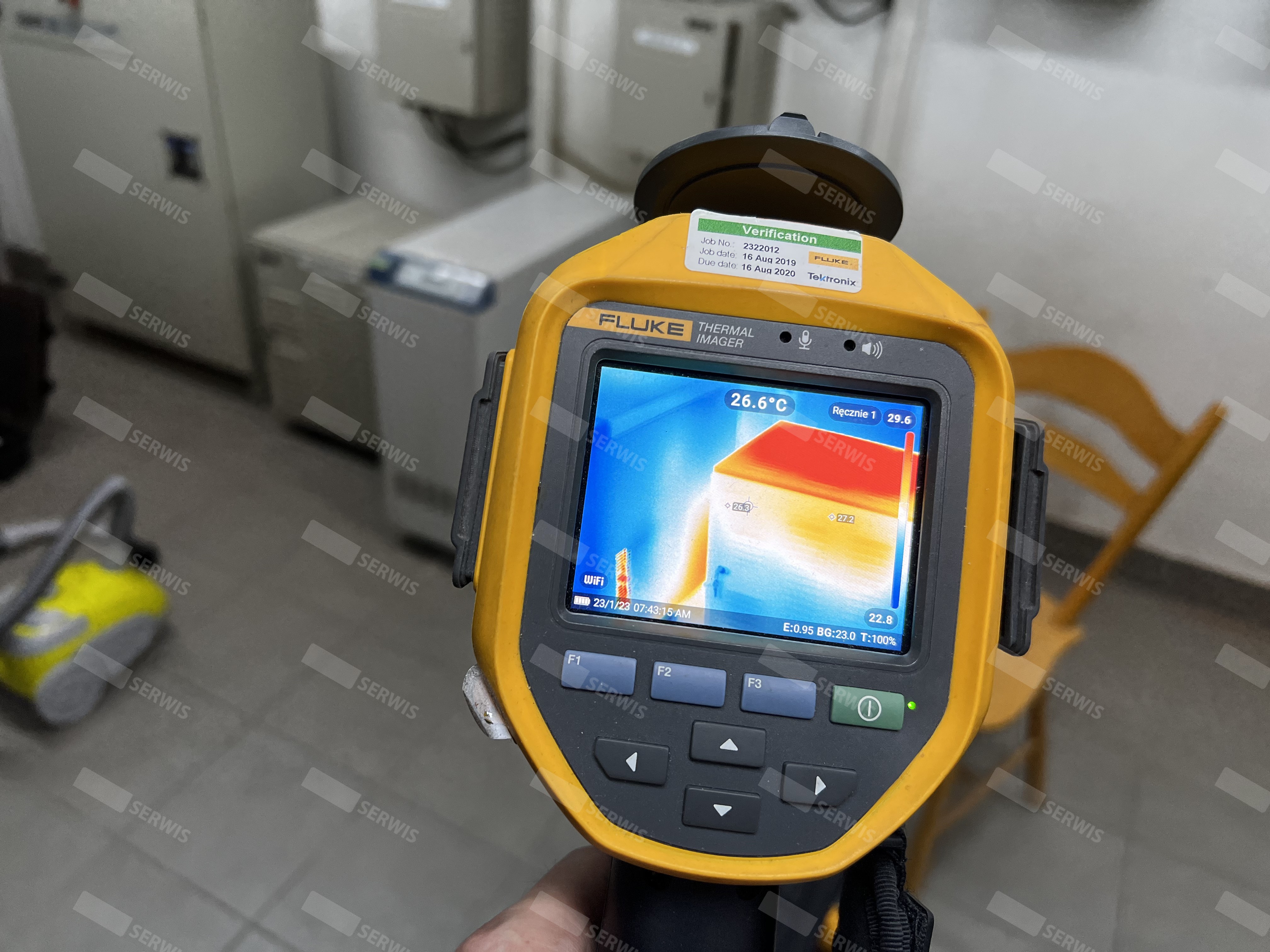 Termowizor Fluke używany do diagnostyki termicznej w serwisie UPS