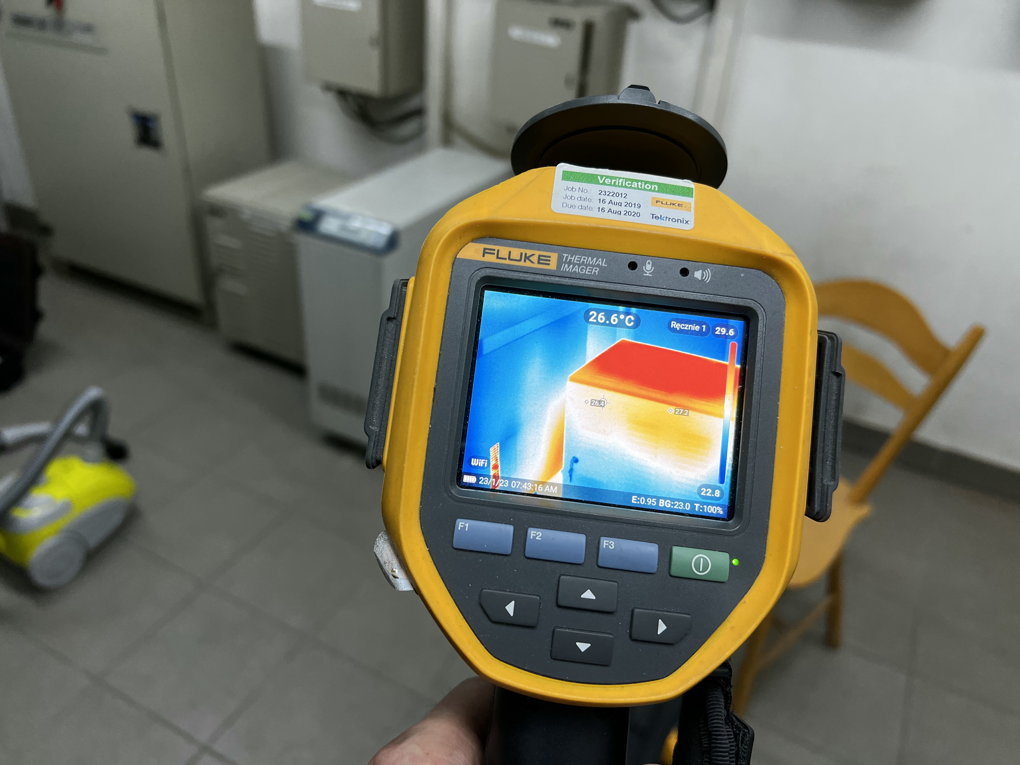 Termowizor Fluke w użyciu do diagnostyki cieplnej serwerowni