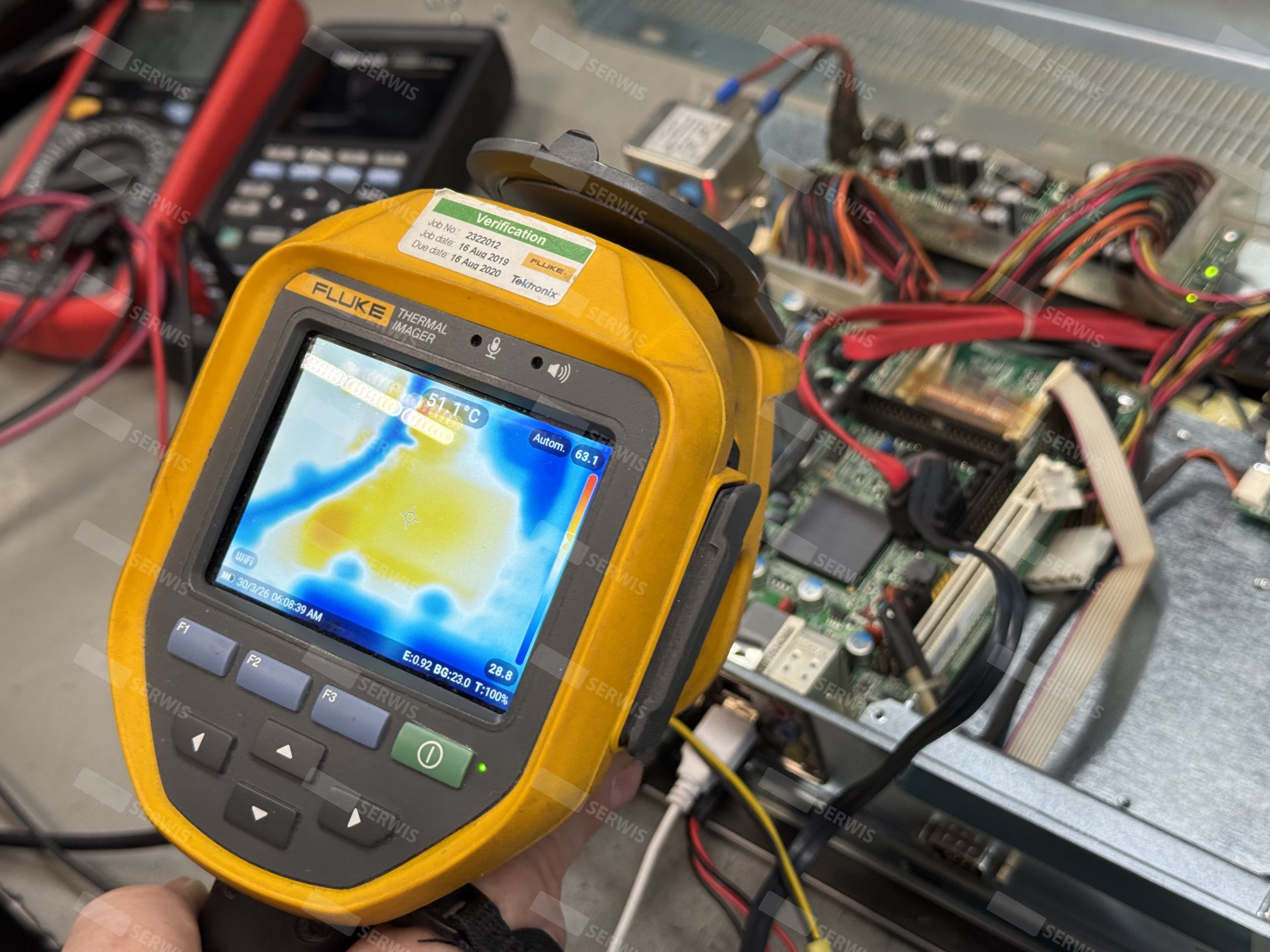 Termowizyjna kamera Fluke analizująca temperaturę komponentów elektronicznych