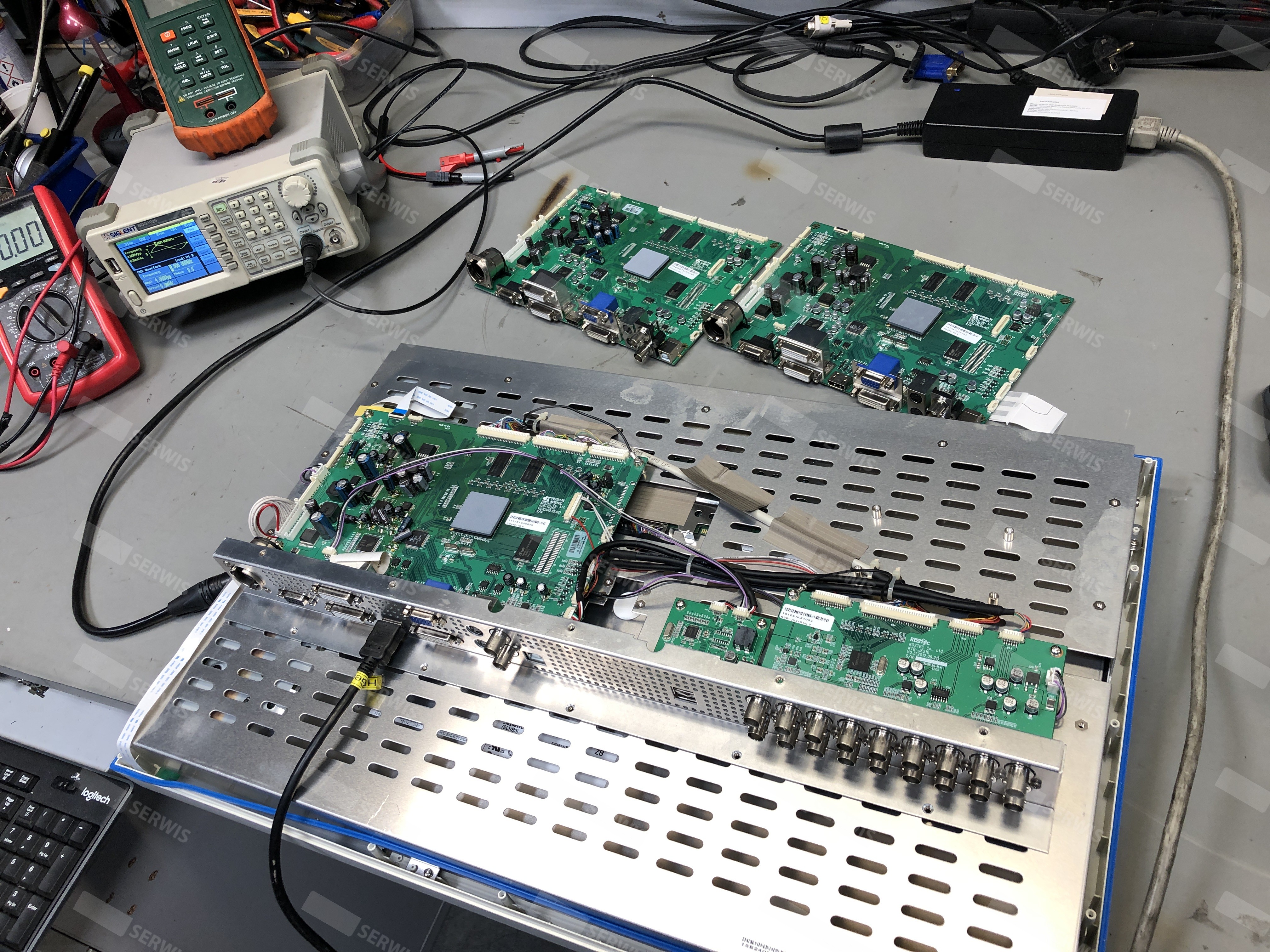 Naprawa panelu operatorskiego z użyciem oscyloskopu i płyt PCB na stole warsztatowym
