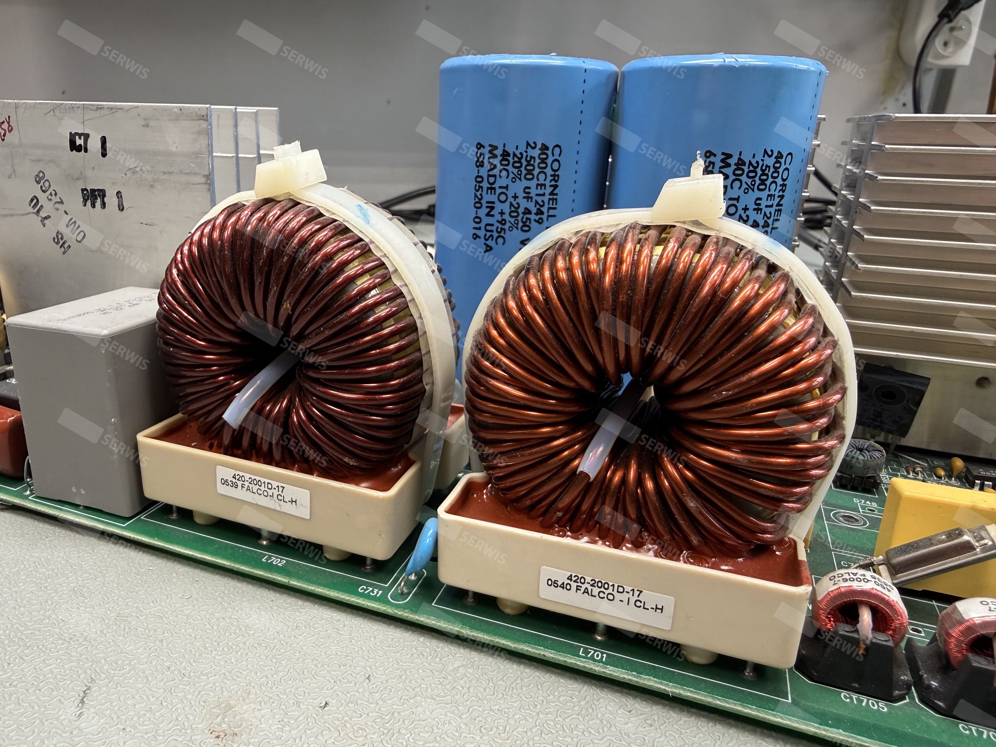 Dwa cewki toroidalne na płytce drukowanej w układzie elektronicznym