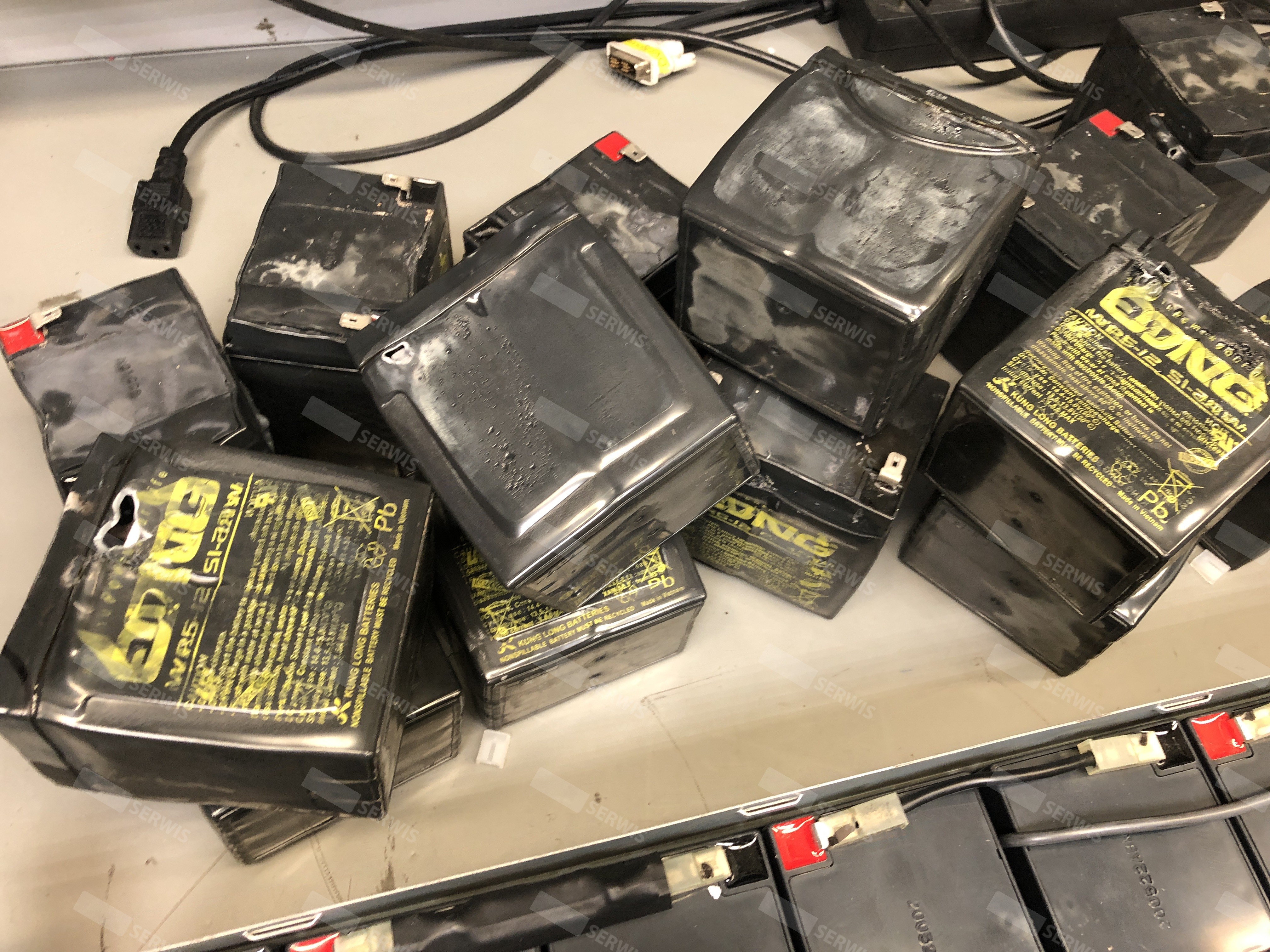 Zużyte akumulatory UPS przygotowane do recyklingu na stole warsztatowym