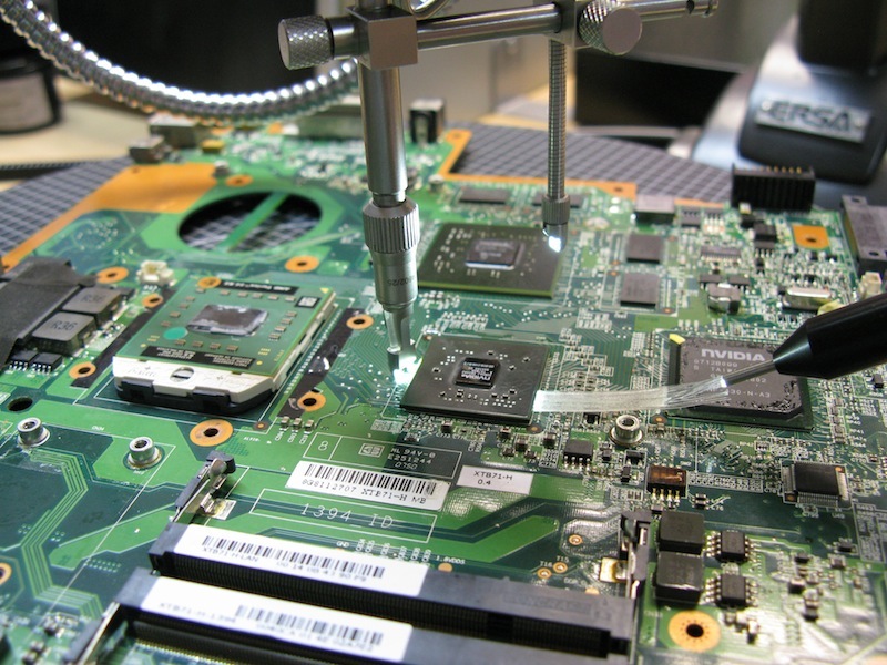 Precyzyjna naprawa płyty głównej laptopa z użyciem sprzętu diagnostycznego