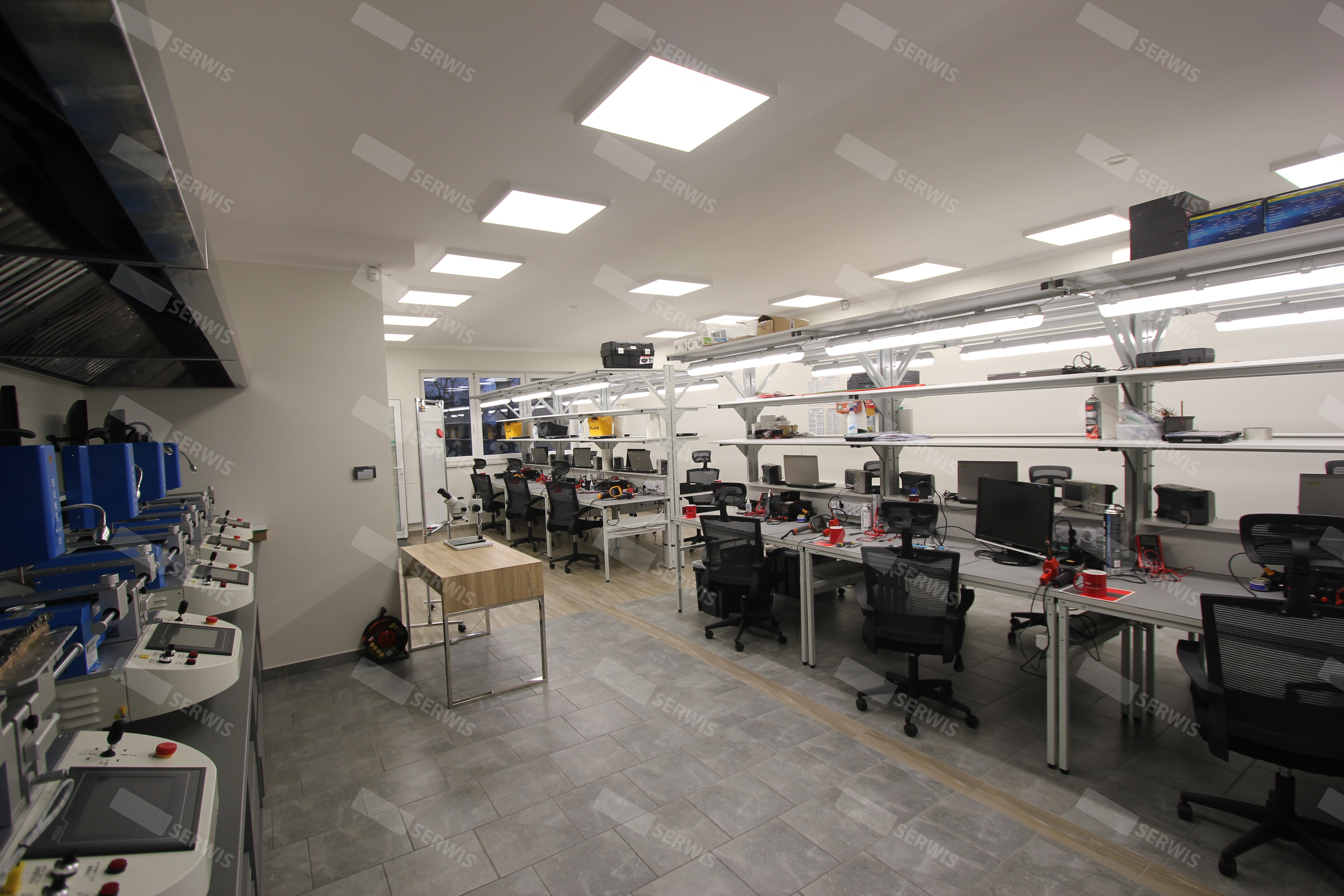 Nowoczesne laboratorium serwisowe do naprawy elektroniki z profesjonalnym wyposażeniem