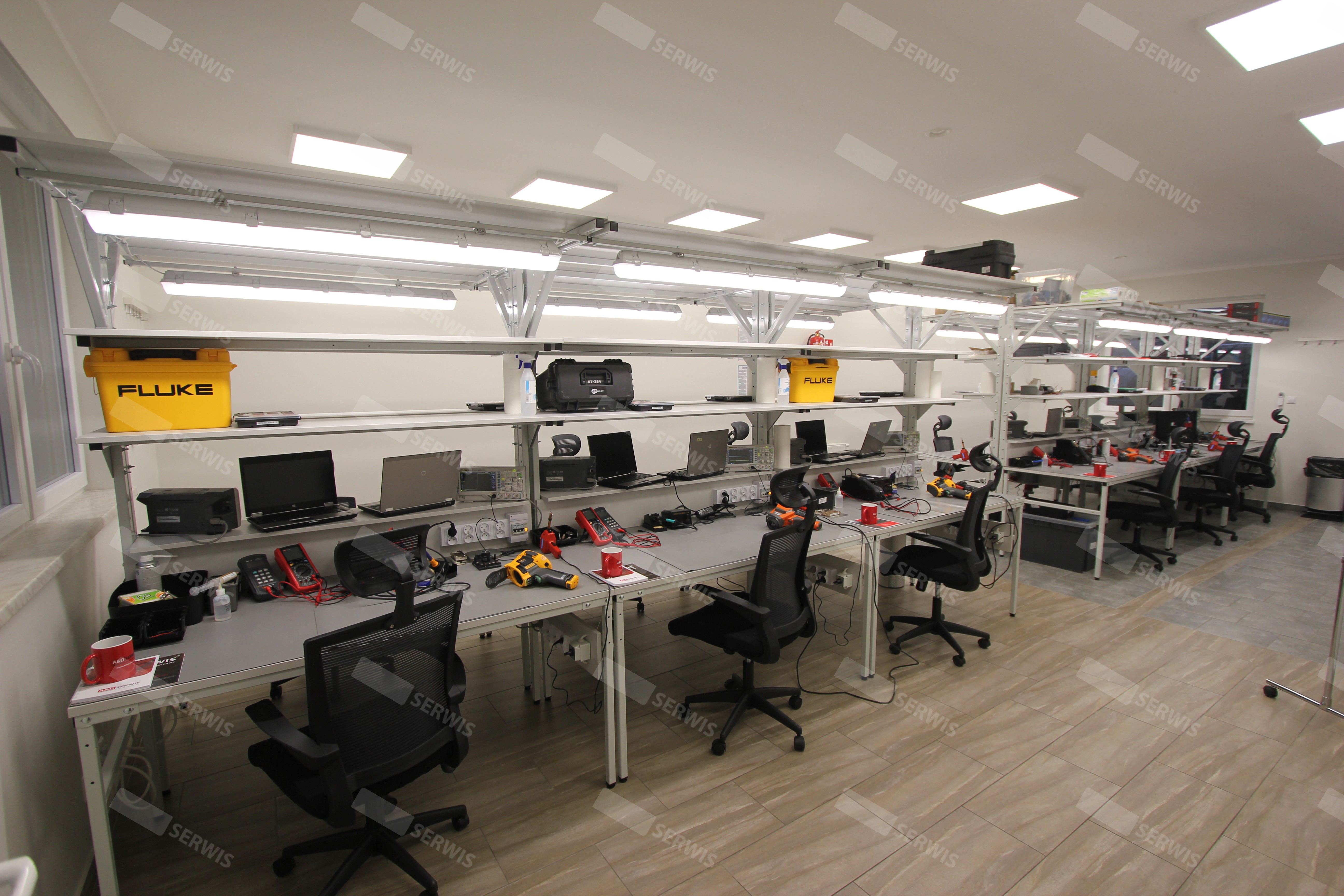 Nowoczesne stanowiska serwisowe do naprawy elektroniki z narzędziami Fluke