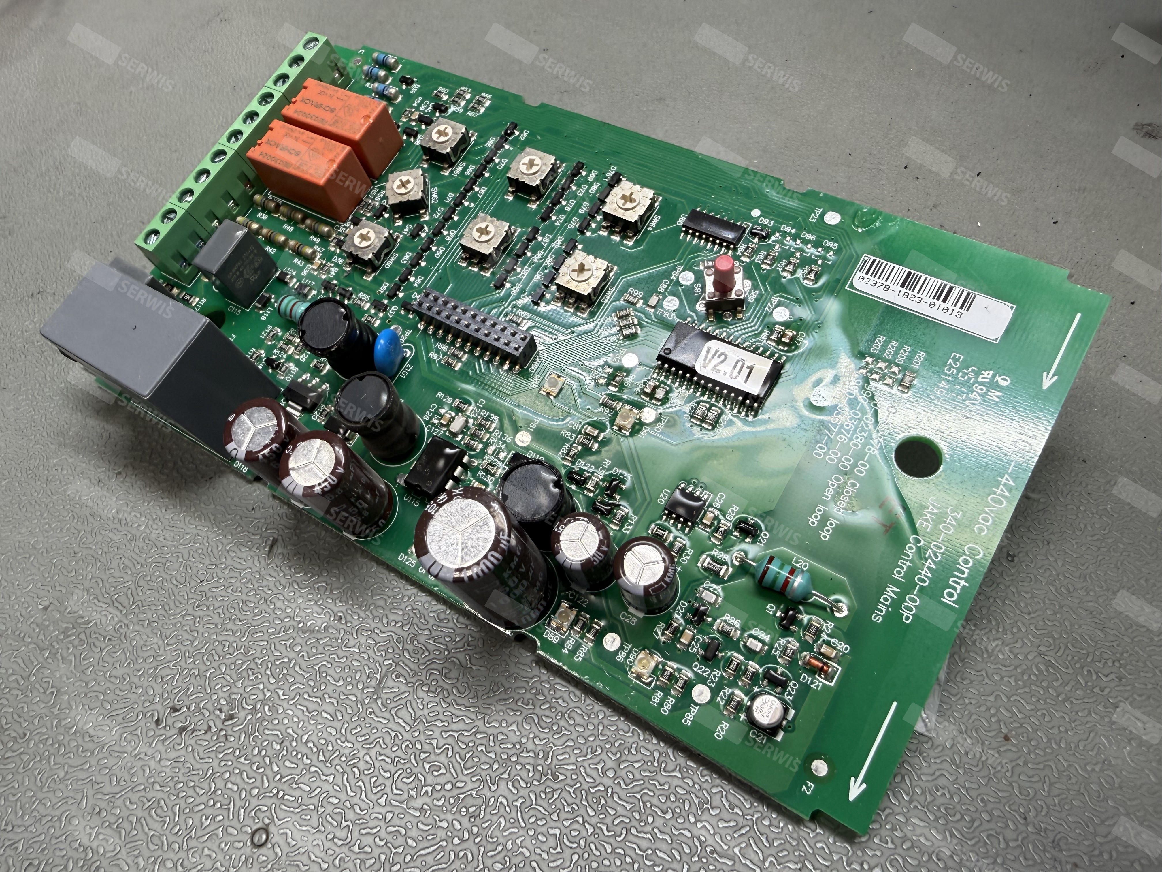 Płyta sterująca SoftStart z komponentami elektronicznymi i kondensatorami