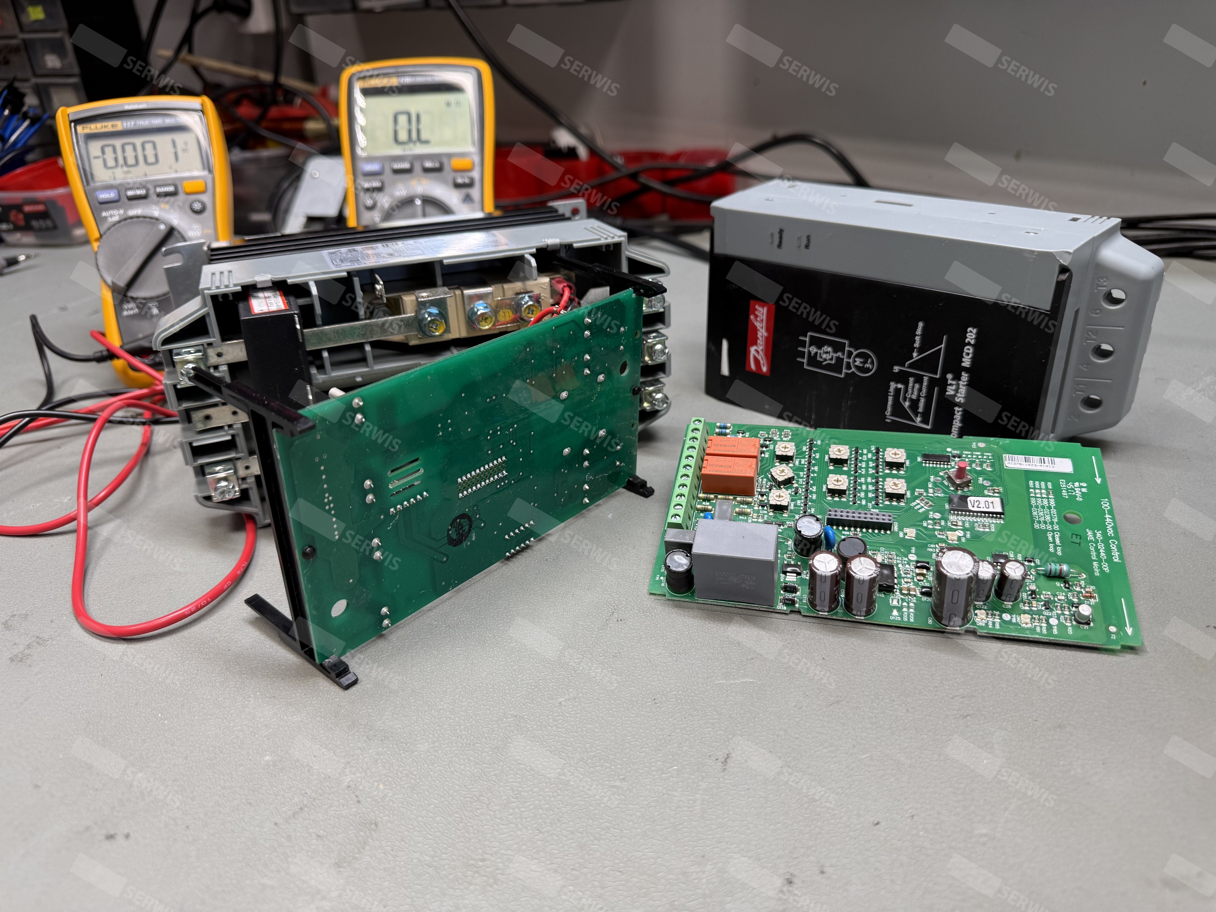 Rozmontowany sterownik SoftStart z widocznymi układami elektronicznymi i miernikami.
