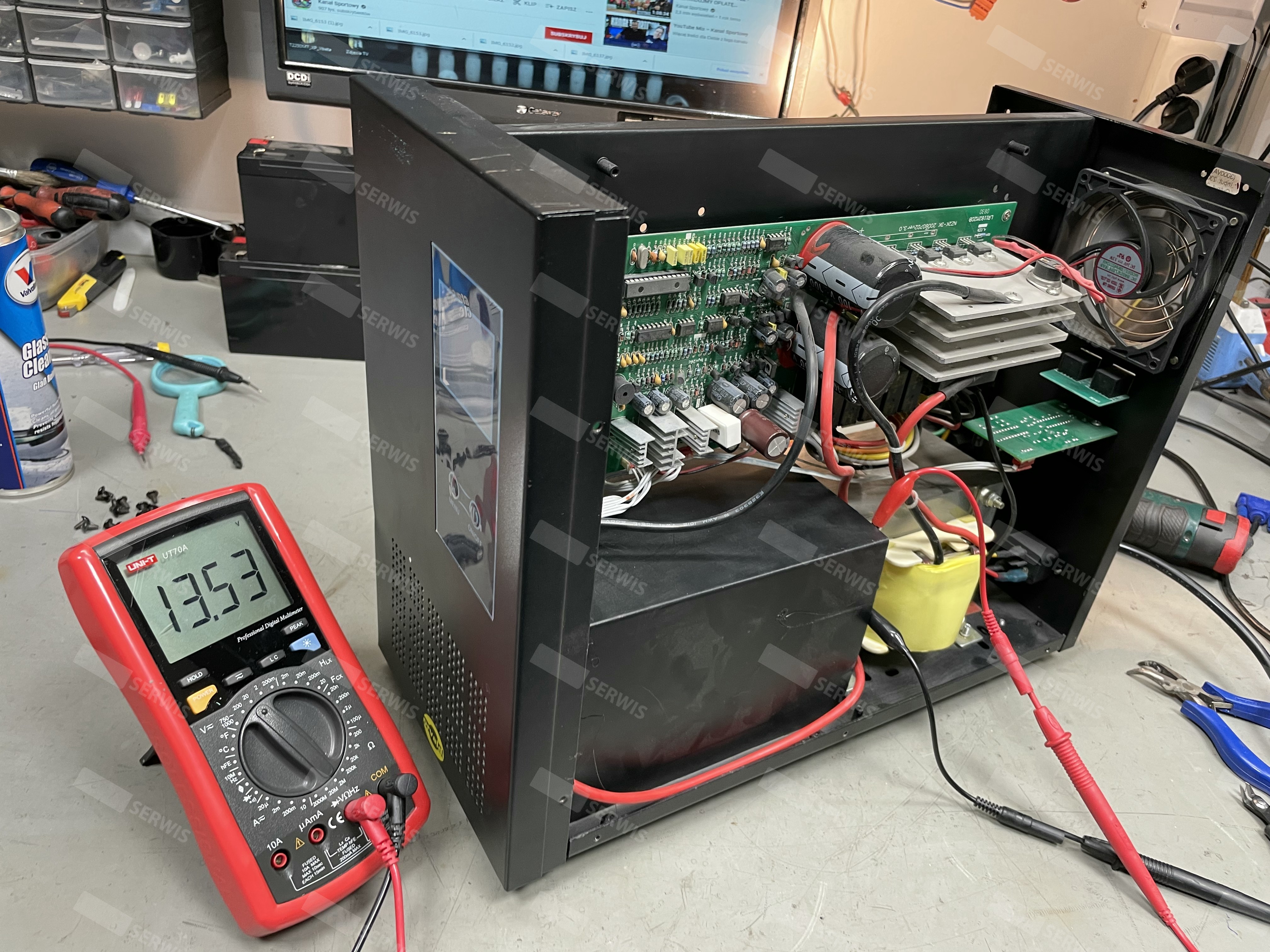 Pomiar napięcia w otwartym zasilaczu UPS na stanowisku serwisowym