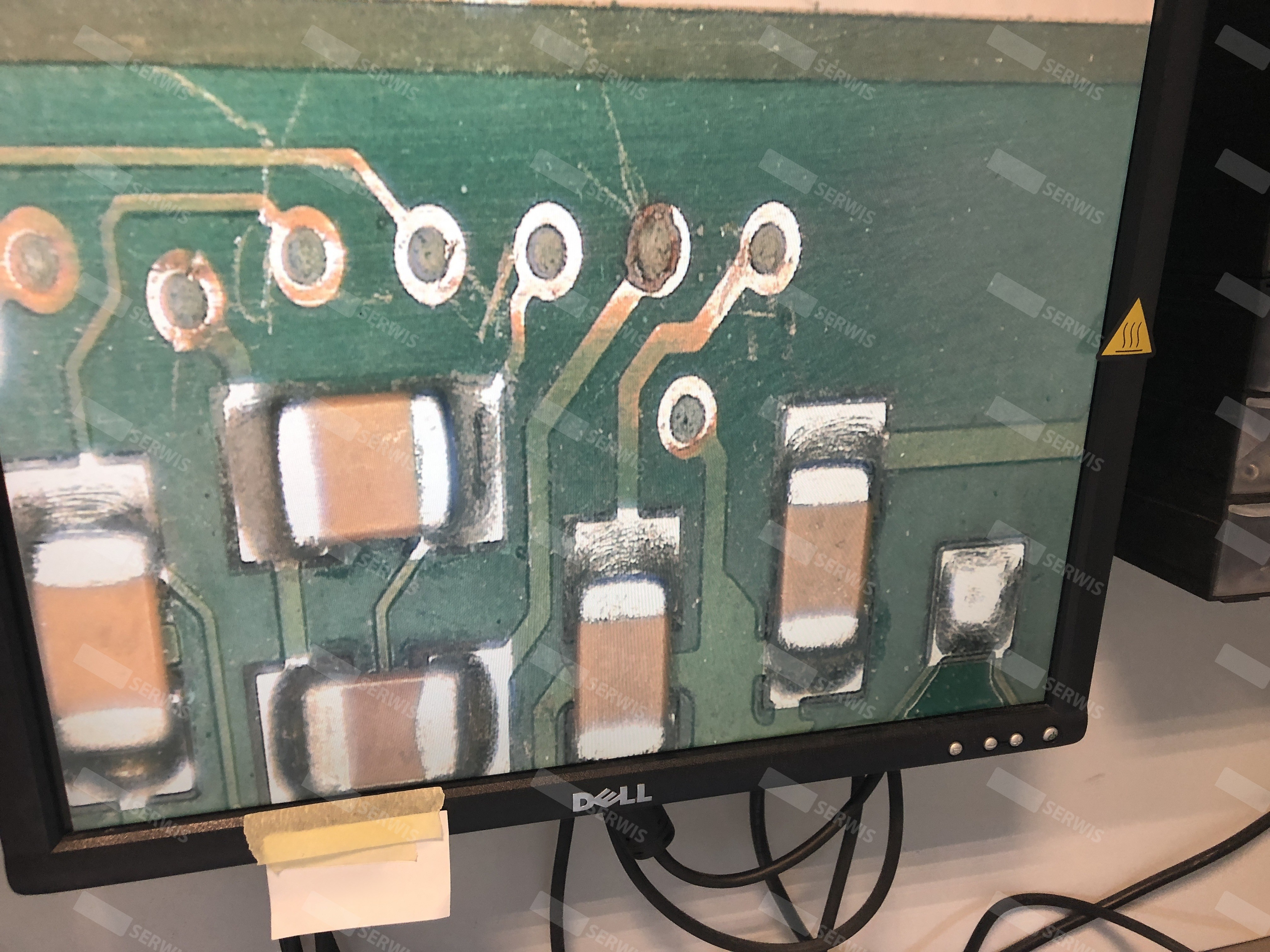 Inspekcja płyty drukowanej pod mikroskopem na monitorze Dell