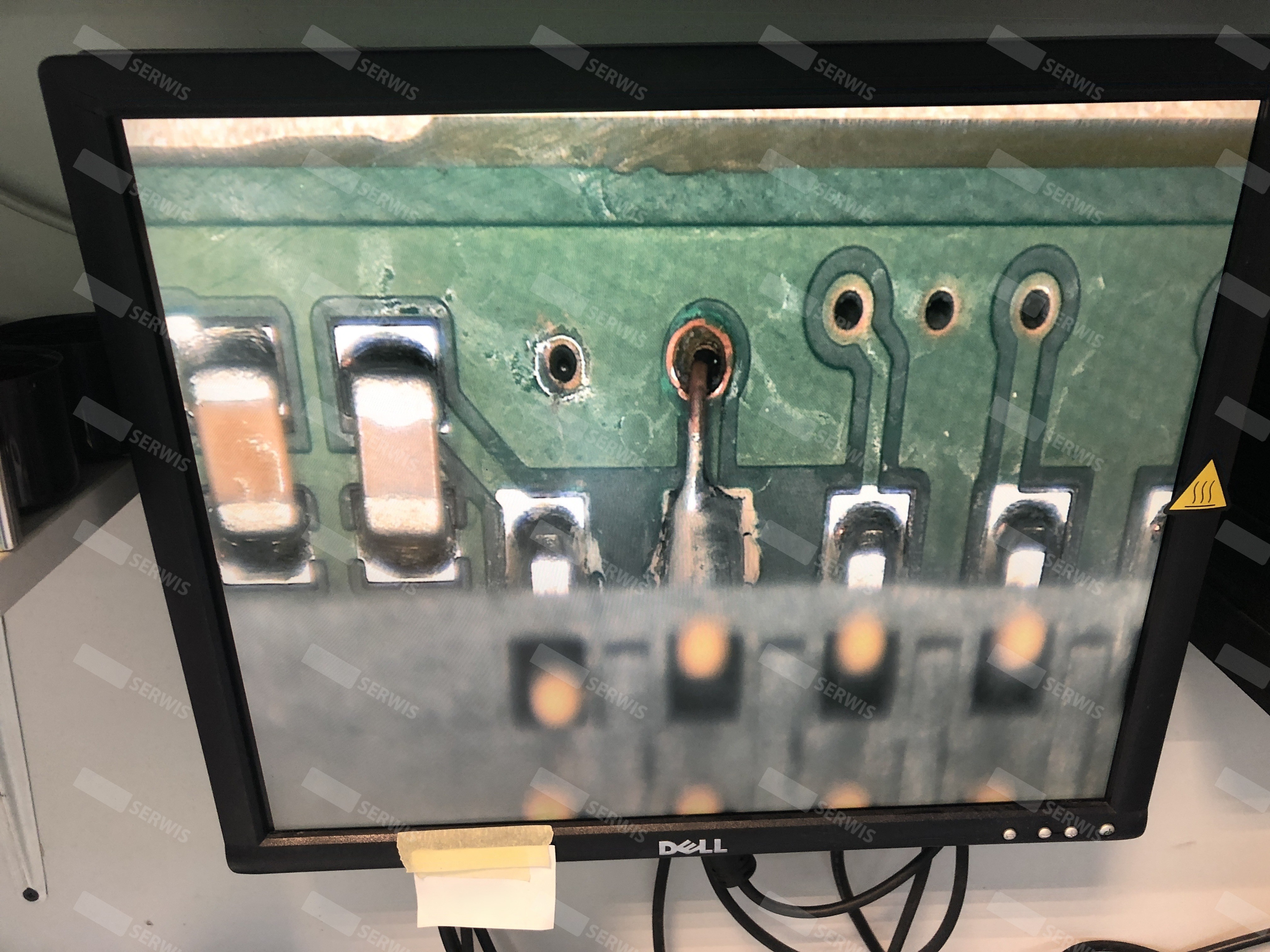 Inspekcja płyty drukowanej pod mikroskopem na monitorze Dell