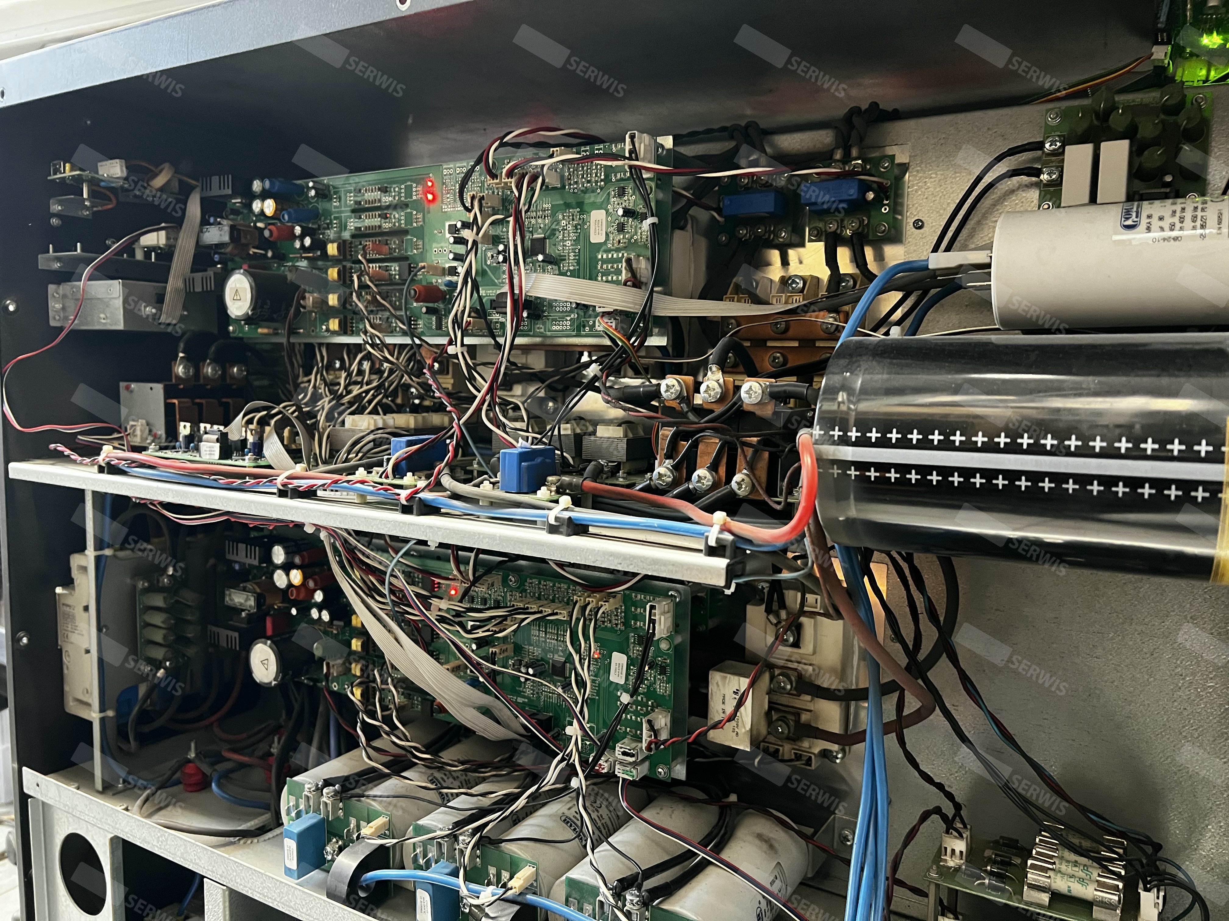 Wnętrze urządzenia UPS z widocznymi płytami elektronicznymi i okablowaniem