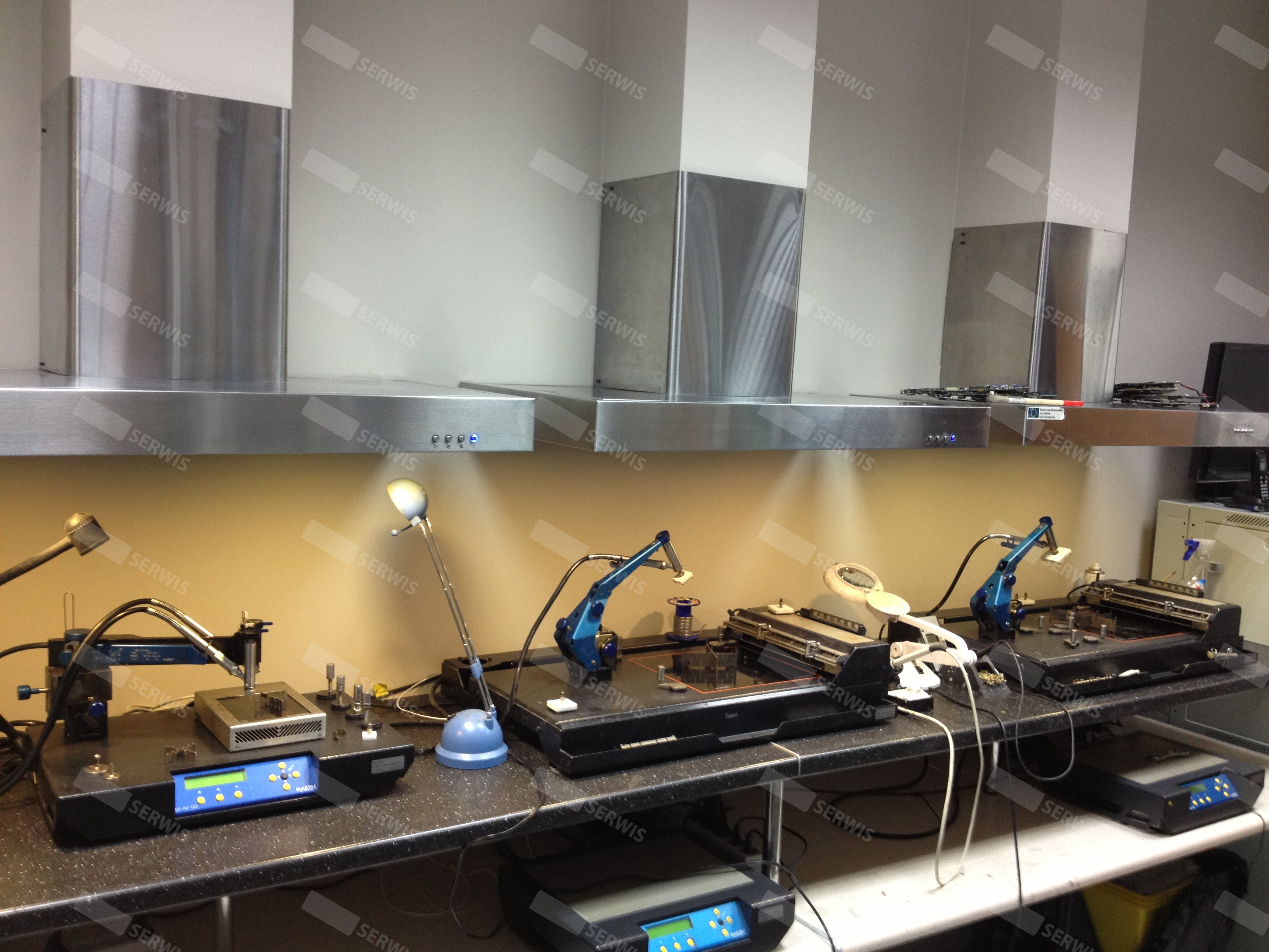 Laboratorium z zaawansowanym sprzętem do naprawy płyt głównych komputerów przemysłowych