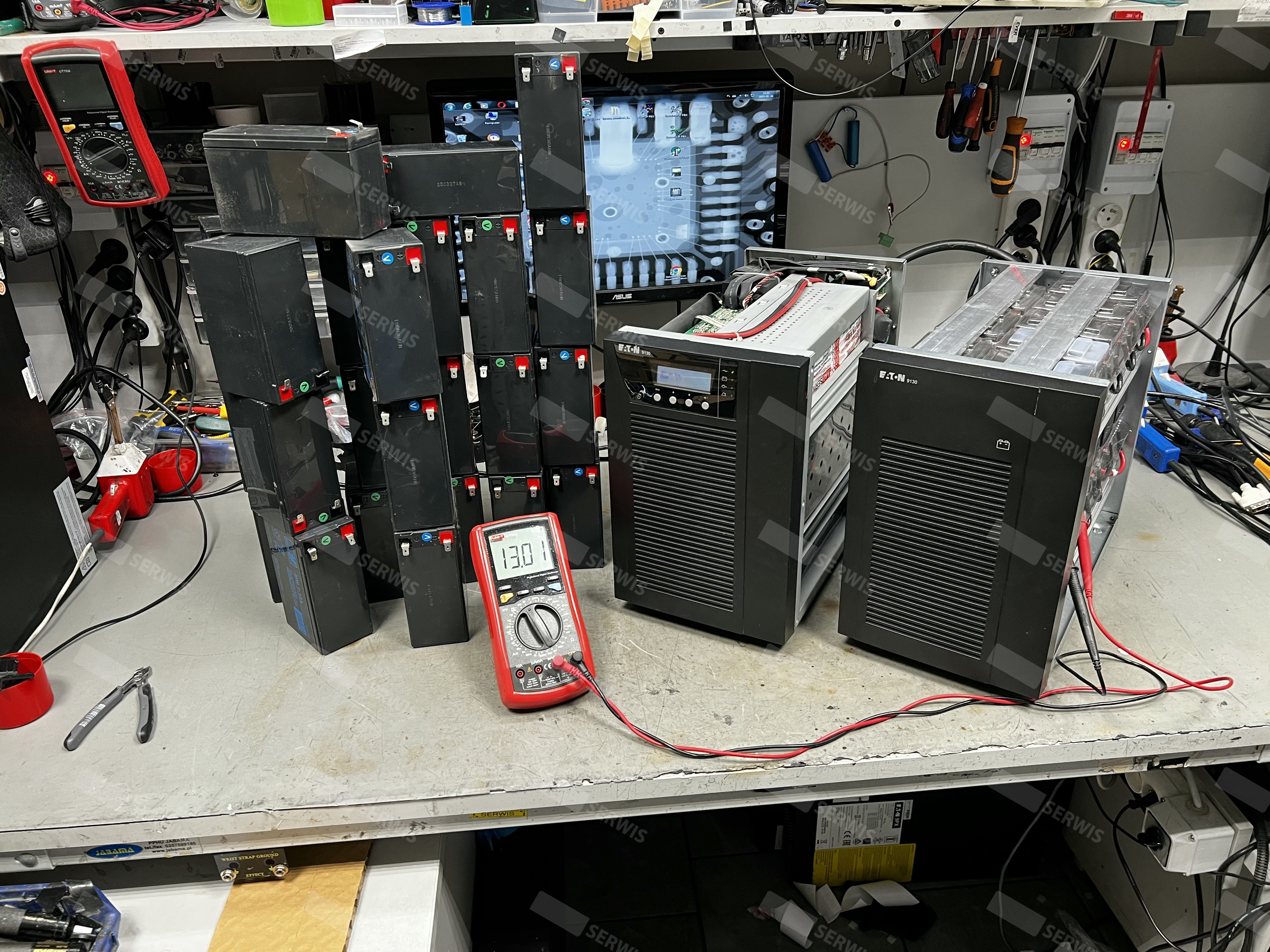Testowanie i naprawa zasilaczy UPS na stanowisku serwisowym