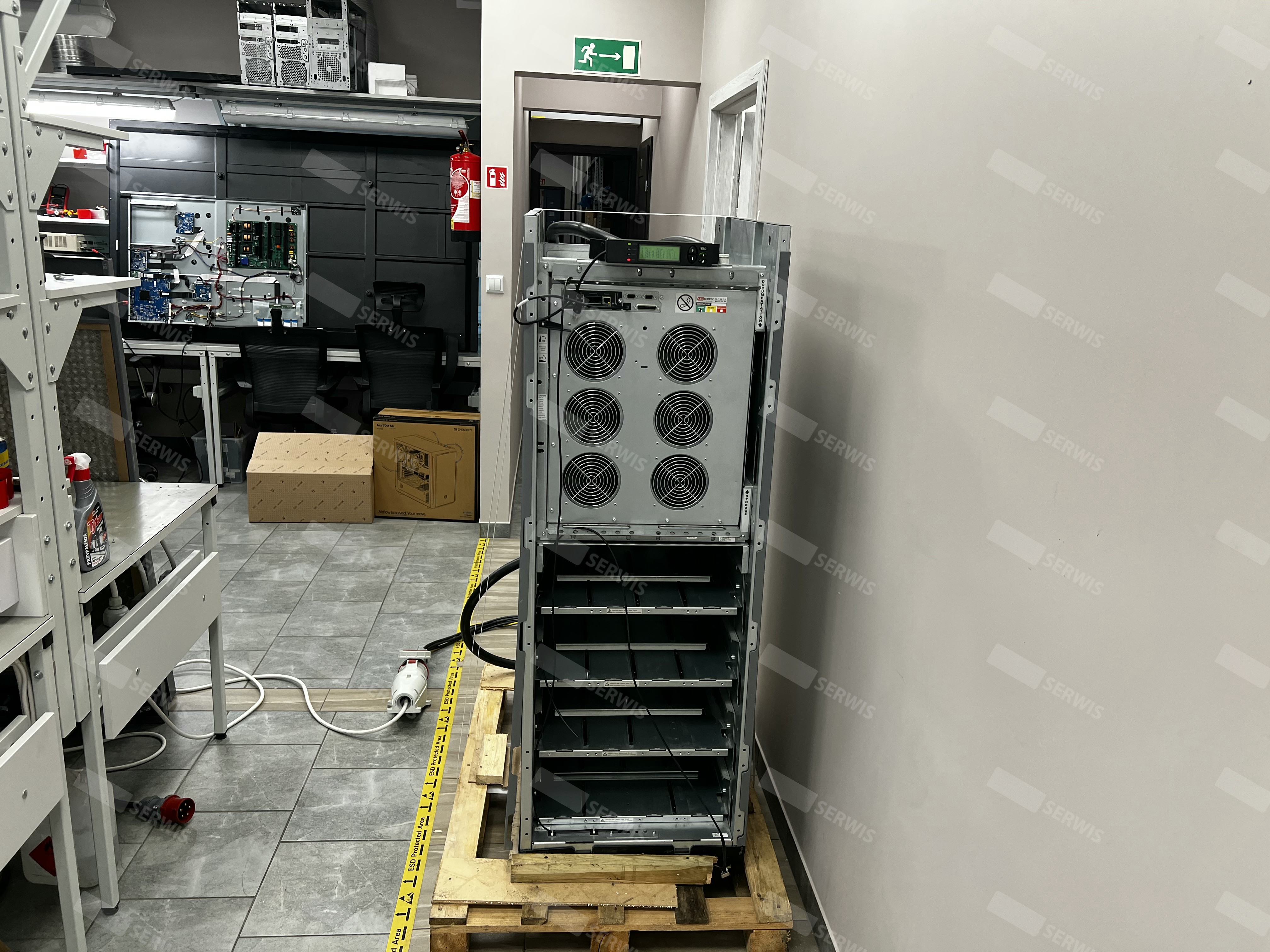 Duży UPS przygotowany do instalacji w serwerowni na palecie