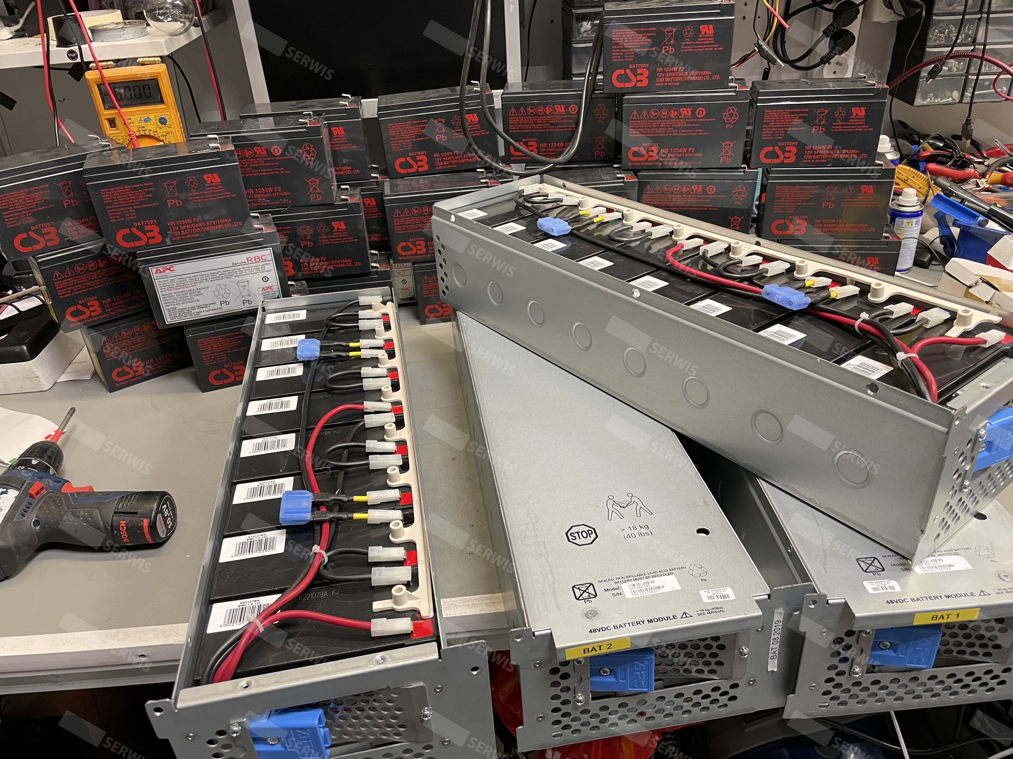 Wymiana baterii w zasilaczu UPS z użyciem profesjonalnych narzędzi