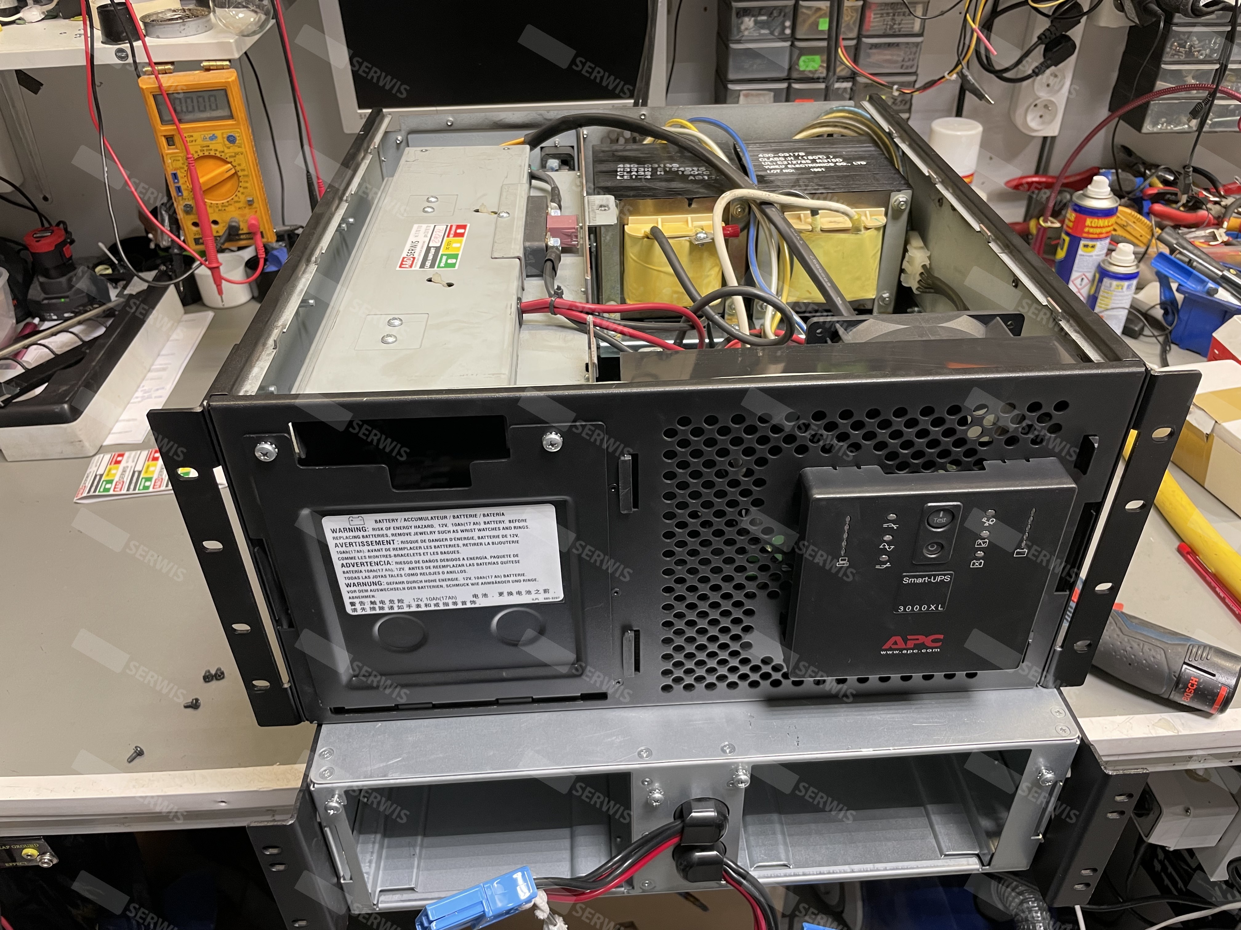 Przegląd i konserwacja zasilacza UPS APC na stanowisku serwisowym