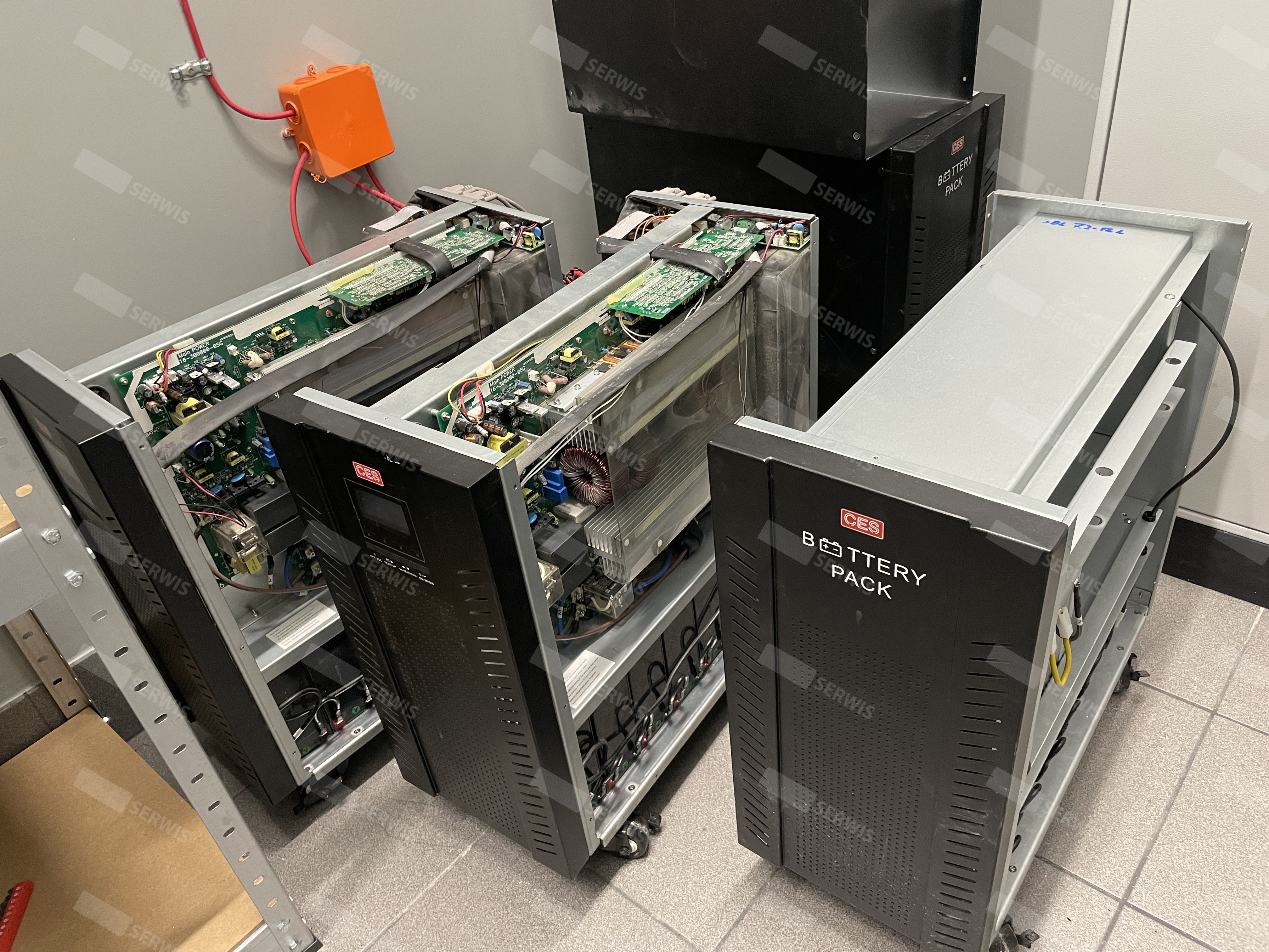 Przegląd i konserwacja zasilaczy UPS z otwartymi panelami w serwisie