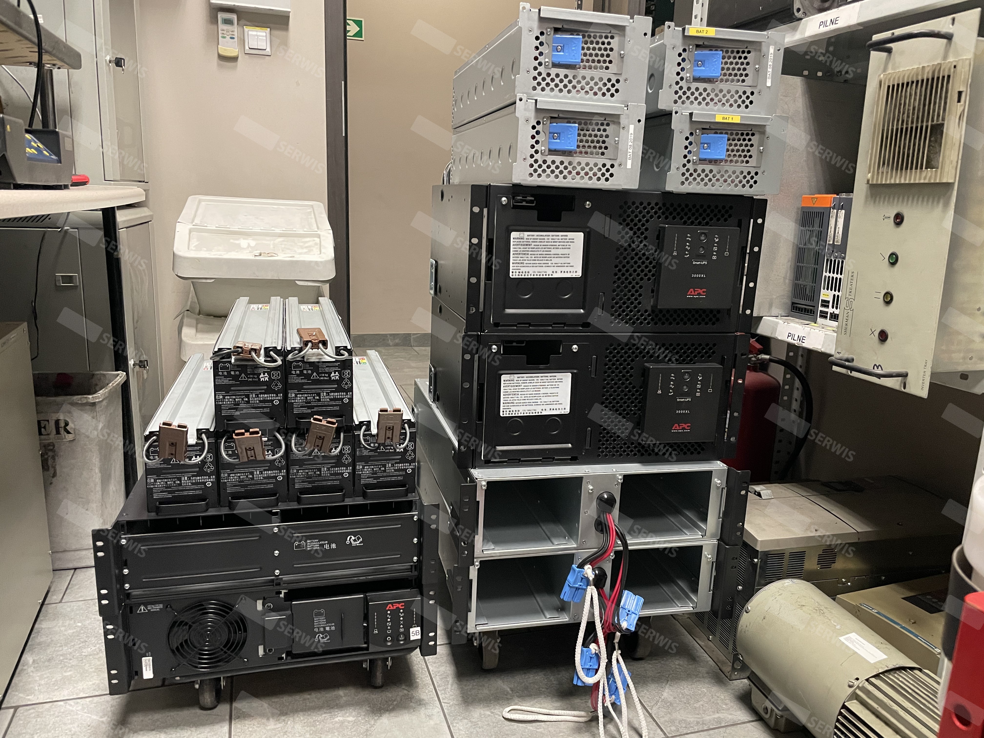 Przegląd i serwisowanie systemów UPS w pomieszczeniu technicznym
