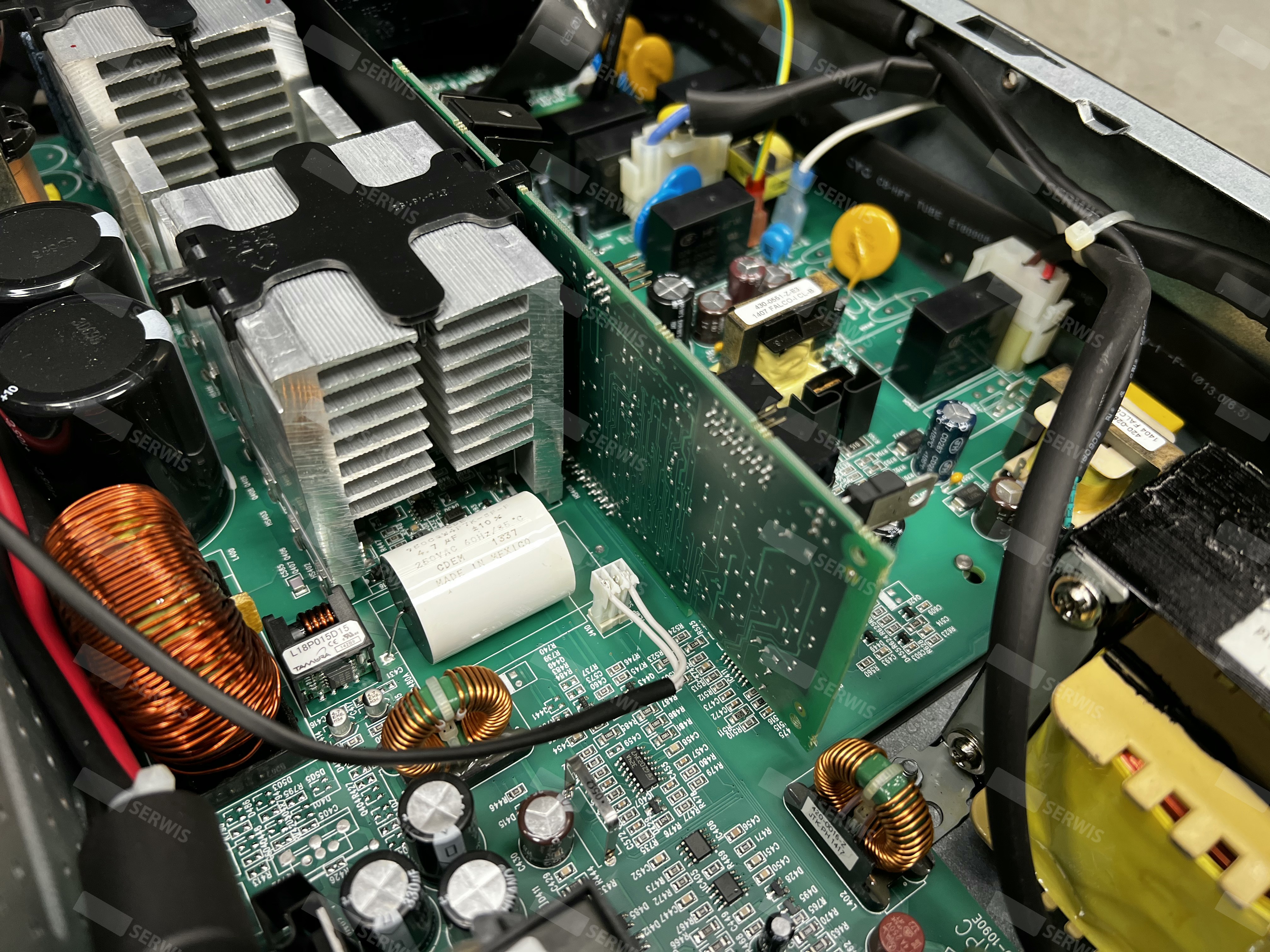Płyta główna z elementami elektronicznymi i radiatorami w urządzeniu UPS