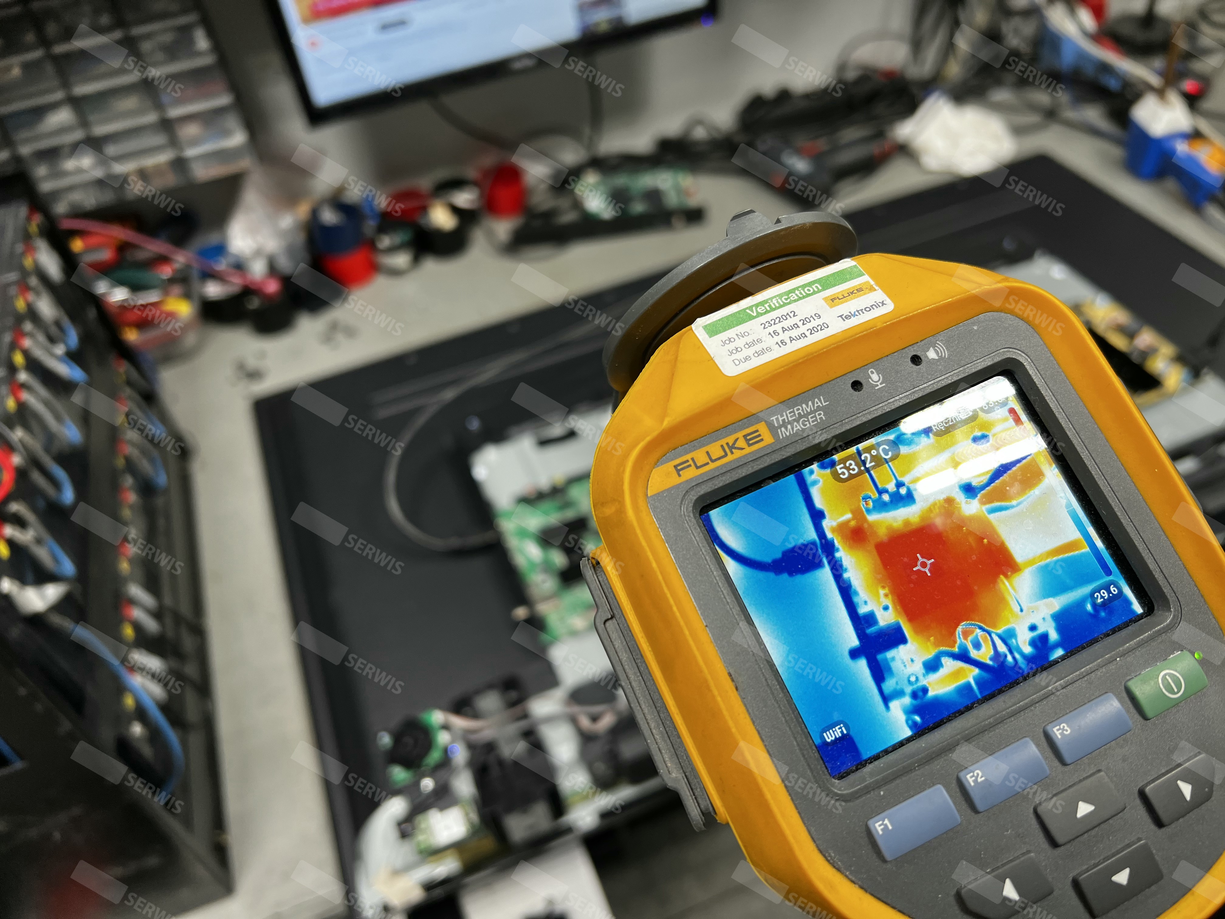 Termowizja układu elektronicznego na stole serwisowym