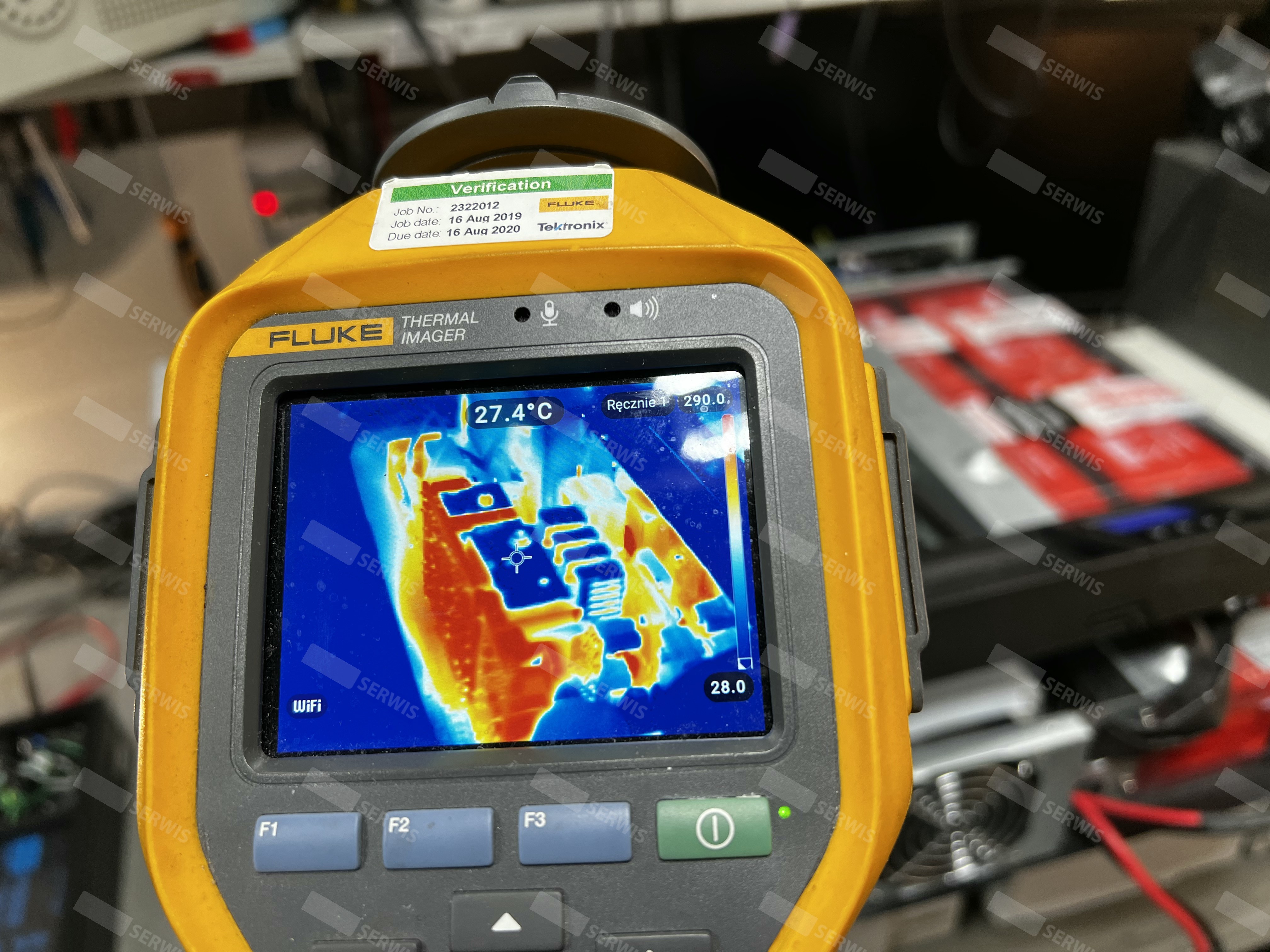 Kamera termowizyjna Fluke mierząca temperaturę podzespołów elektronicznych