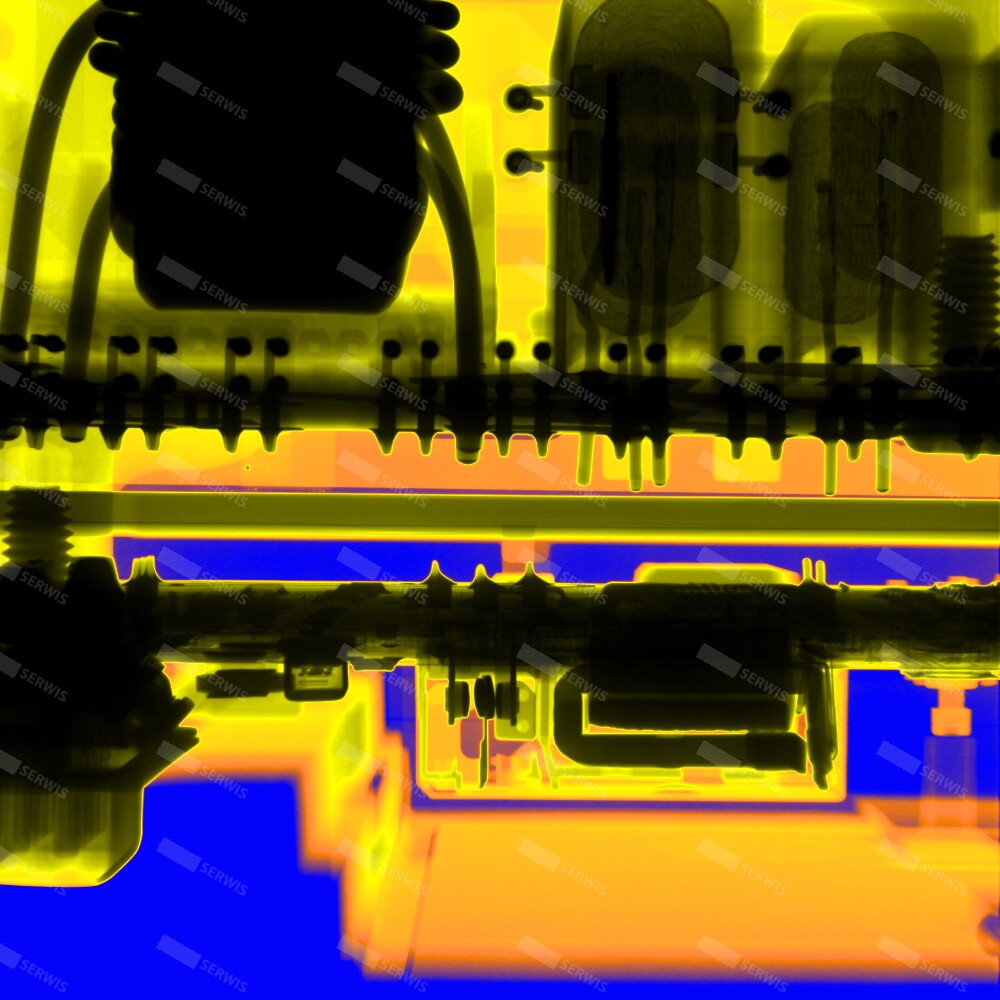 Rentgenowskie zdjęcie płyty głównej komputera z widocznymi komponentami elektronicznymi