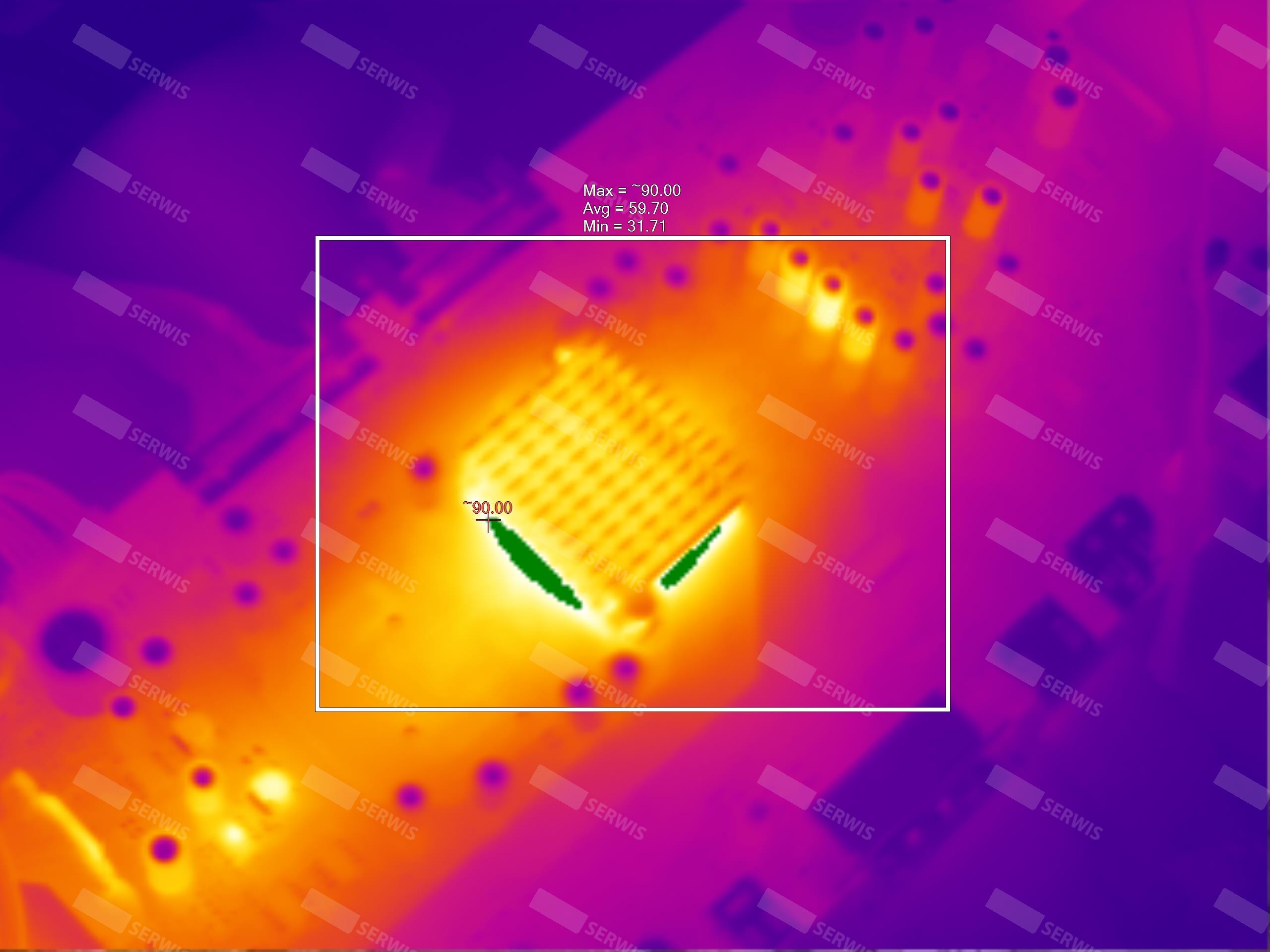 Termowizyjne zdjęcie płyty głównej komputera z zaznaczonymi strefami ciepła