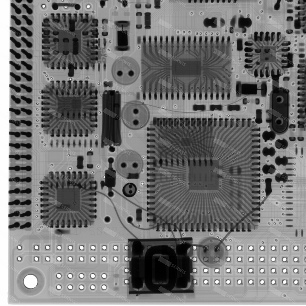 RTG płyty głównej z widocznymi ścieżkami i komponentami elektronicznymi