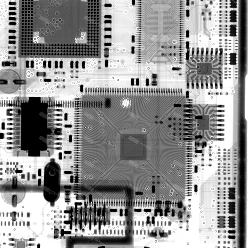 RTG płyty głównej komputera z widocznymi ścieżkami i układami scalonymi