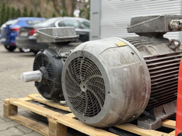 Dwa duże silniki elektryczne na palecie przygotowane do transportu