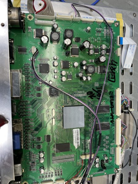 Płyta główna z elementami elektronicznymi i okablowaniem, widok z góry