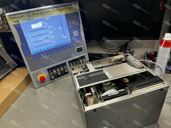 Panel operatorski CNC z otwartą obudową na stanowisku serwisowym